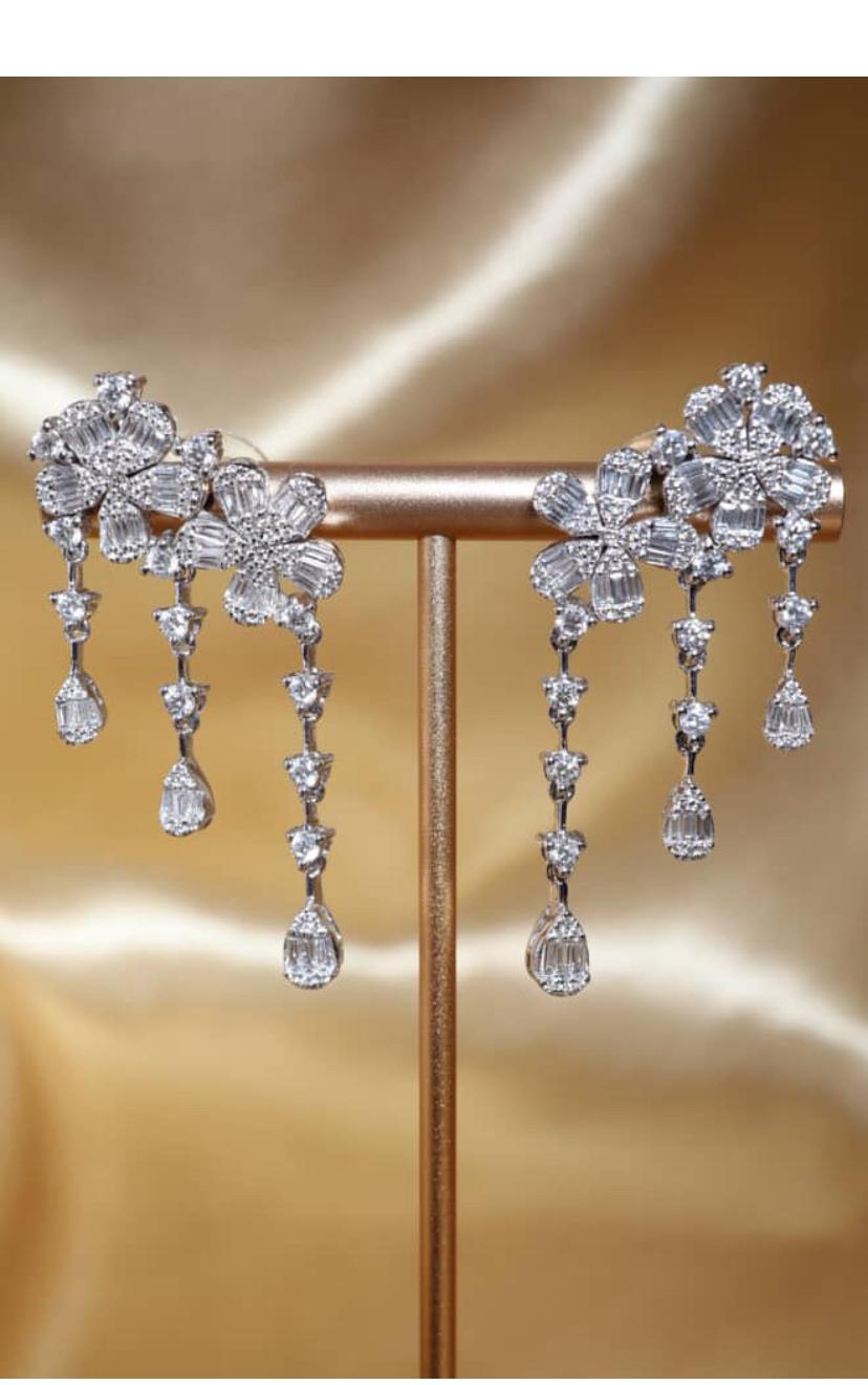 3,30 Karat gemischte Form Diamanten 18k Gold Blumen Ohrringe Damen im Angebot
