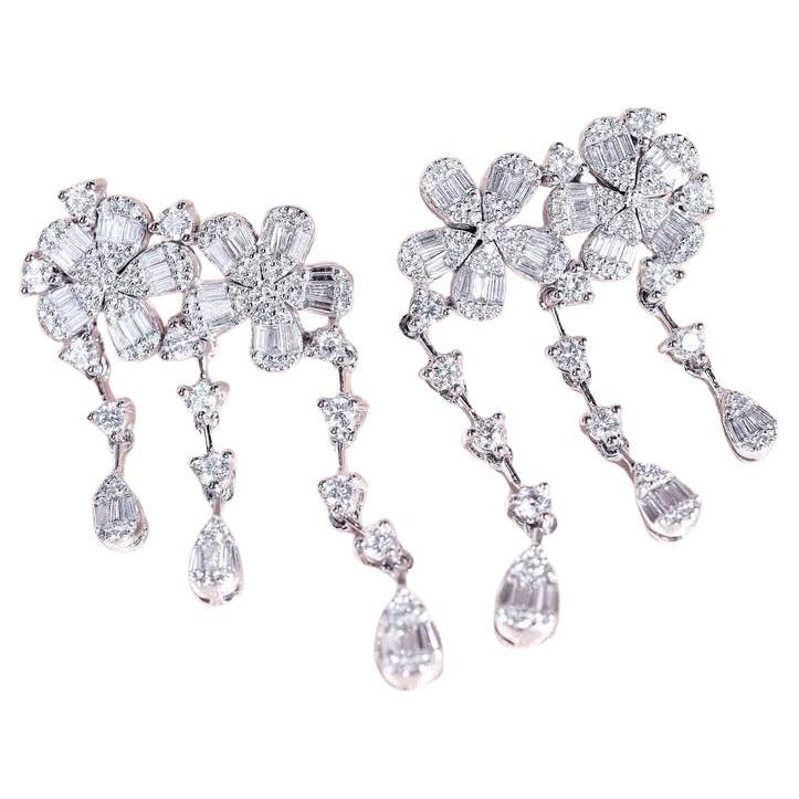 3,30 Karat gemischte Form Diamanten 18k Gold Blumen Ohrringe