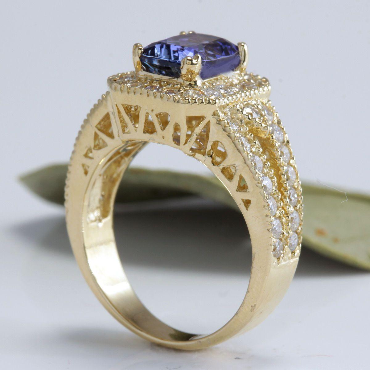 3.30 Carat Natural Tanzanite and Diamond 14 Karat Solid Yellow Gold Ring In New Condition For Sale In Los Angeles, CA