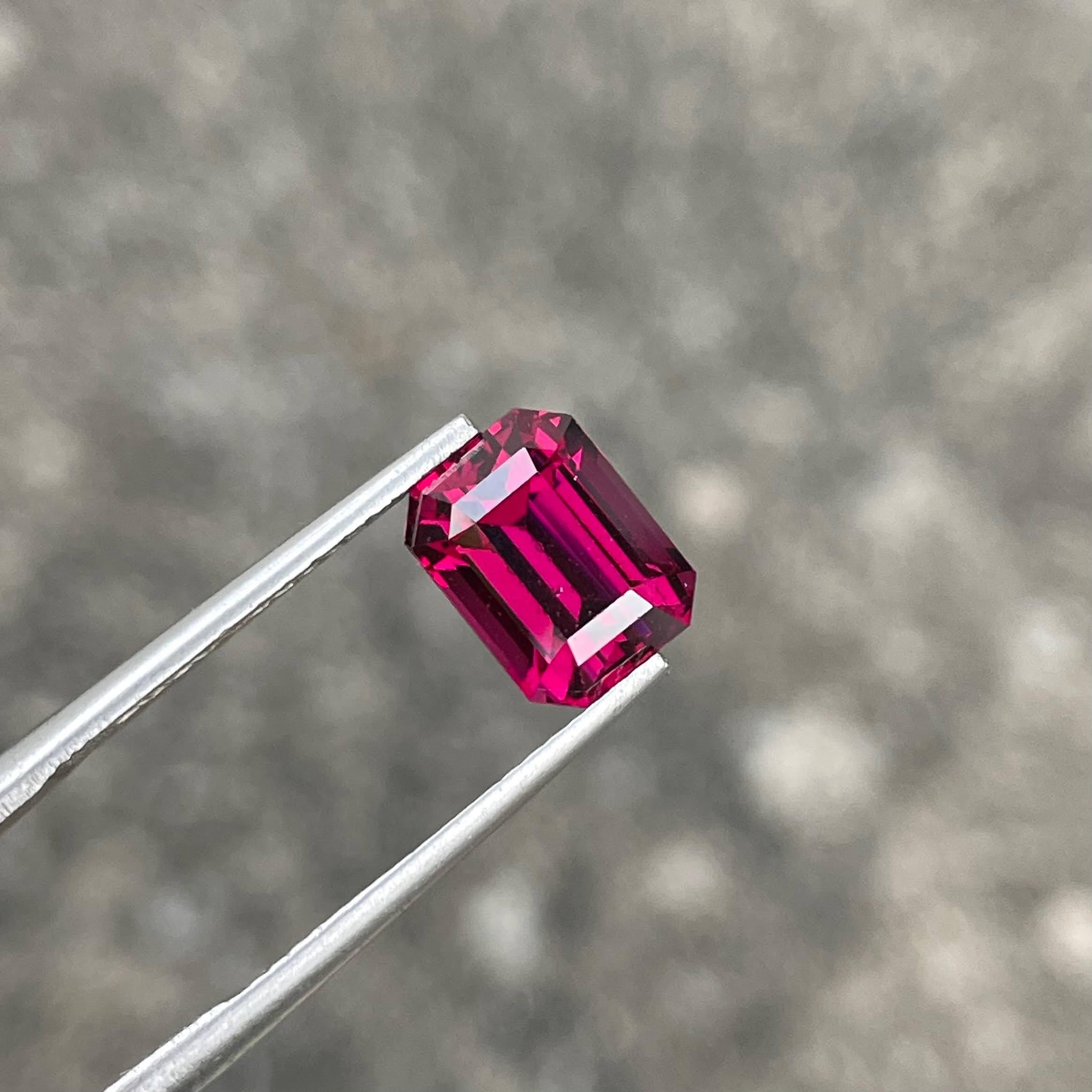 Poids 3,30 carats 
Dimensions 9,02x6,8x5,6 mm
Traitement aucun 
Origine Afrique 
Clarté VVS 
Forme octogonale 
Taille émeraude 



Ce grenat rose-rouge de 3,30 carats est un exemple stupéfiant de l'éclat de la nature. Provenant des riches mines