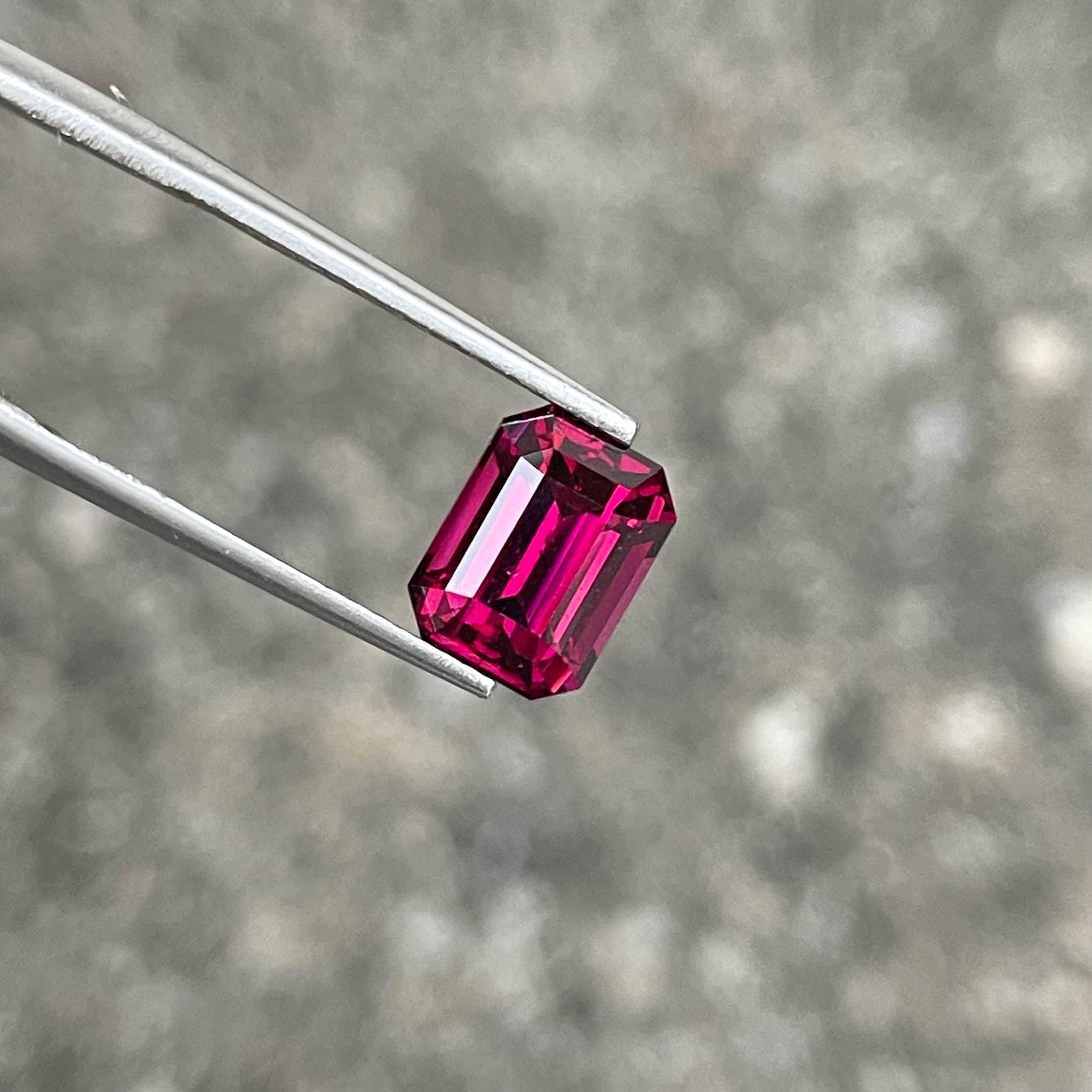 Moderne Pierre précieuse africaine de 3,30 carats, grenat rouge rosé, taille émeraude en vente