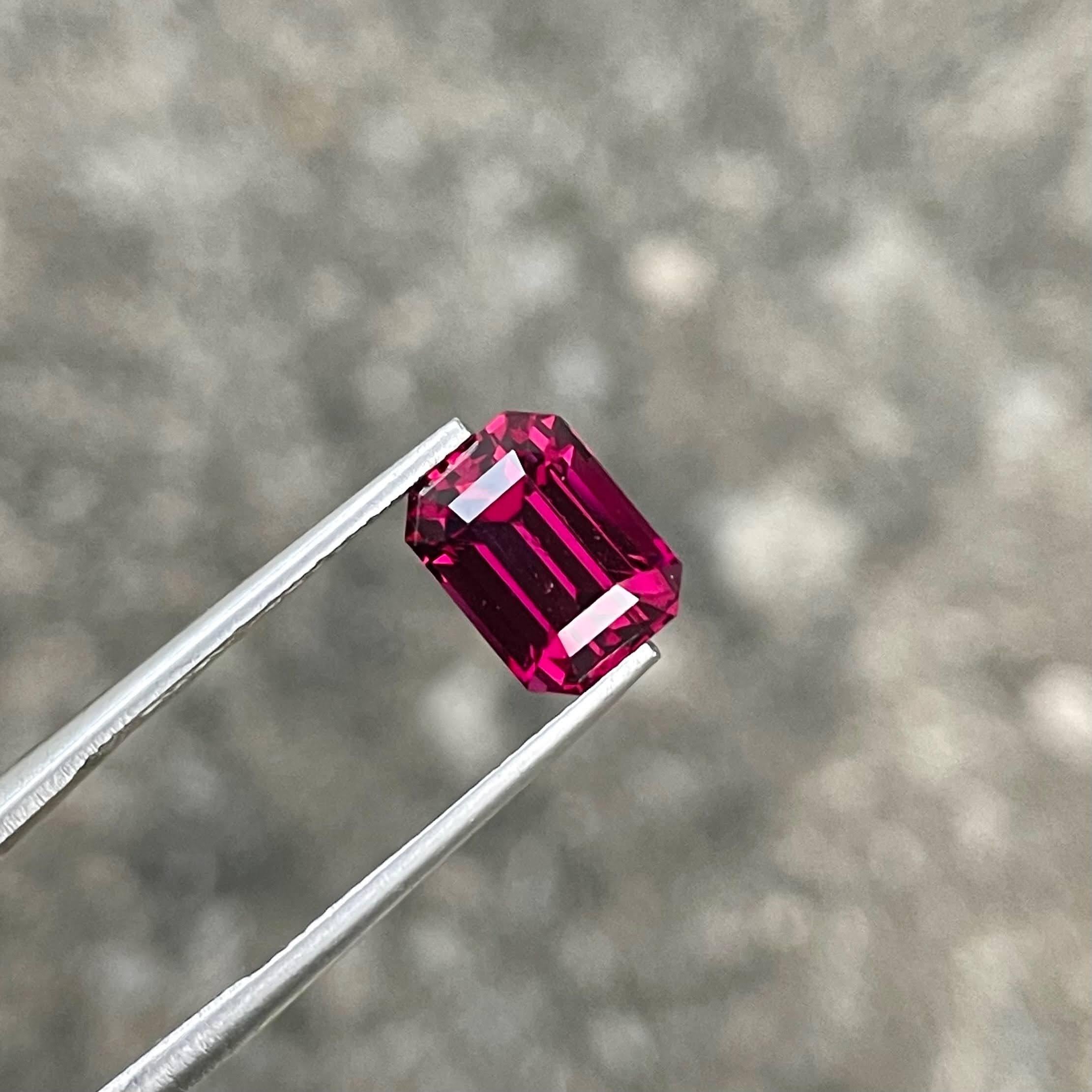 Taille émeraude Pierre précieuse africaine de 3,30 carats, grenat rouge rosé, taille émeraude en vente