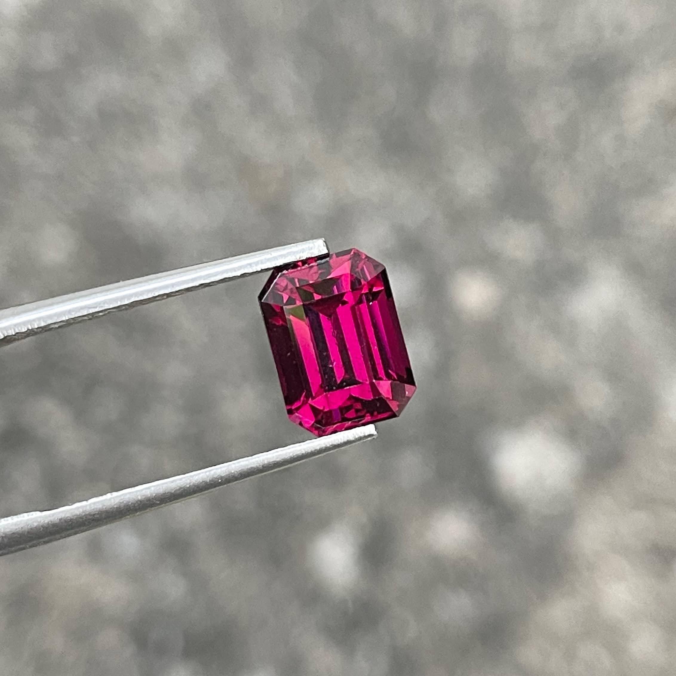 Pierre précieuse africaine de 3,30 carats, grenat rouge rosé, taille émeraude Neuf - En vente à Bangkok, TH