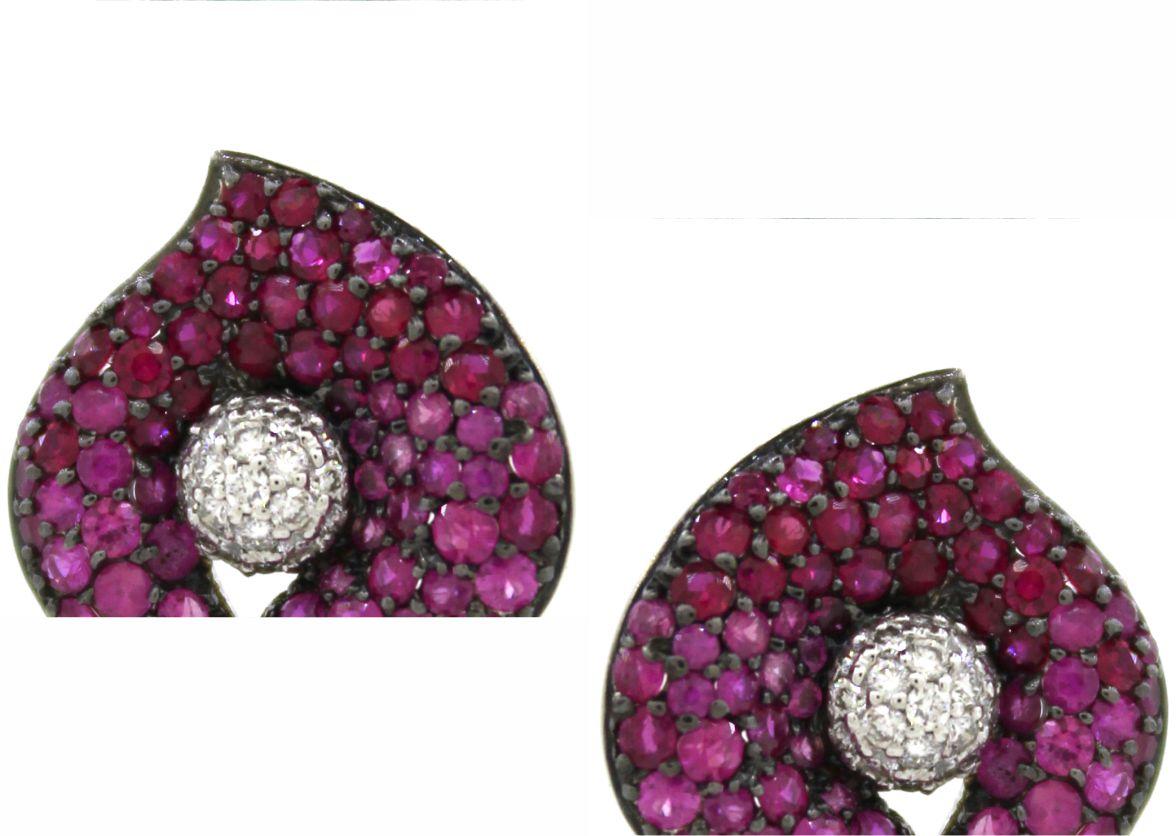 Ti presentiamo i nostri squisiti orecchini a perno ispirati alle foglie, una miscela armoniosa di eleganza naturale e raffinata maestria artigianale. Questi splendidi orecchini presentano un delicato motivo a foglia, con 38 diamanti bianchi rotondi