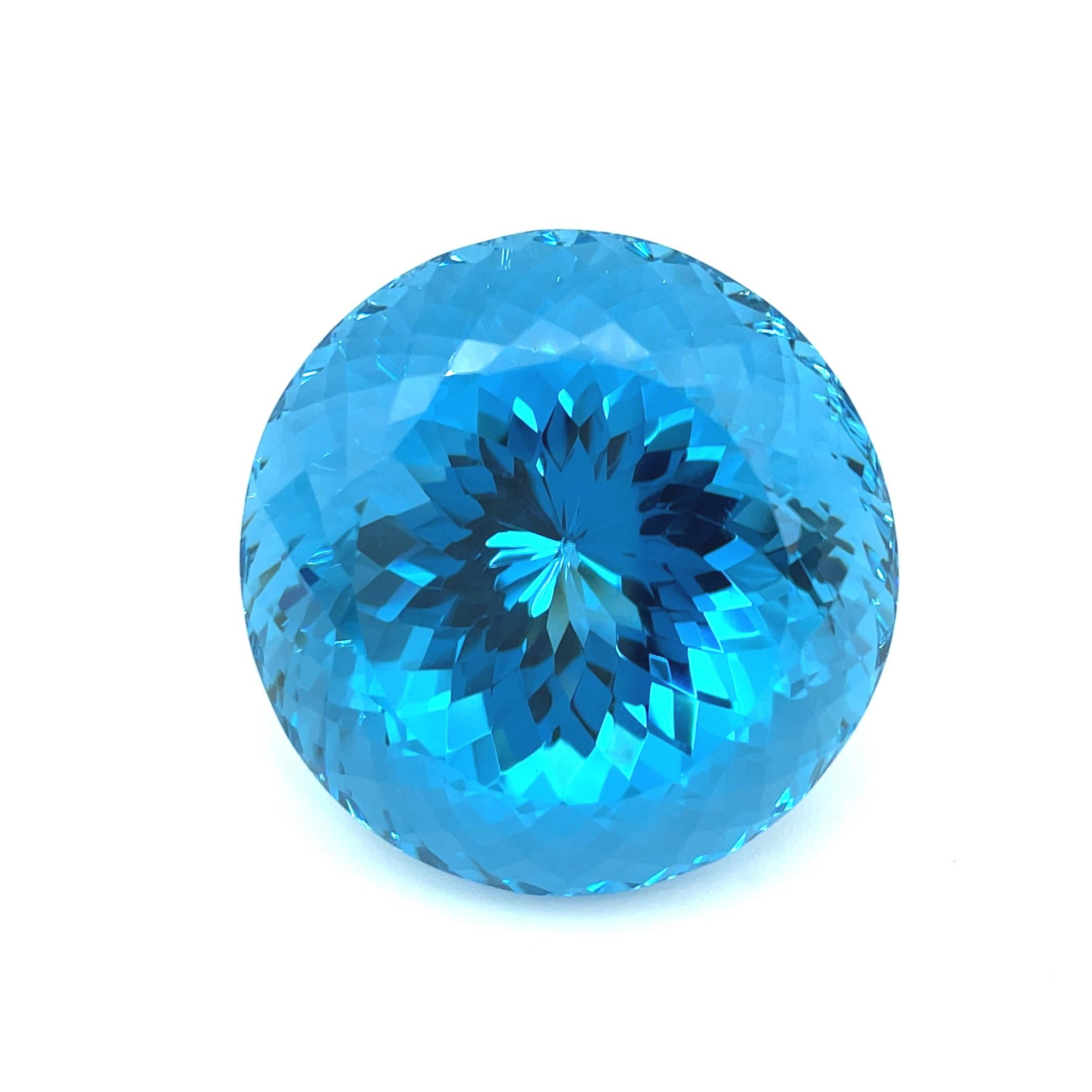 Connaissez-vous quelqu'un qui a tout et pour qui il est impossible de faire des achats ? Cette superbe topaze bleue facettée ne manquera pas d'impressionner ! D'une beauté à couper le souffle, il pèse 330,48 carats et mesure 1-9/16