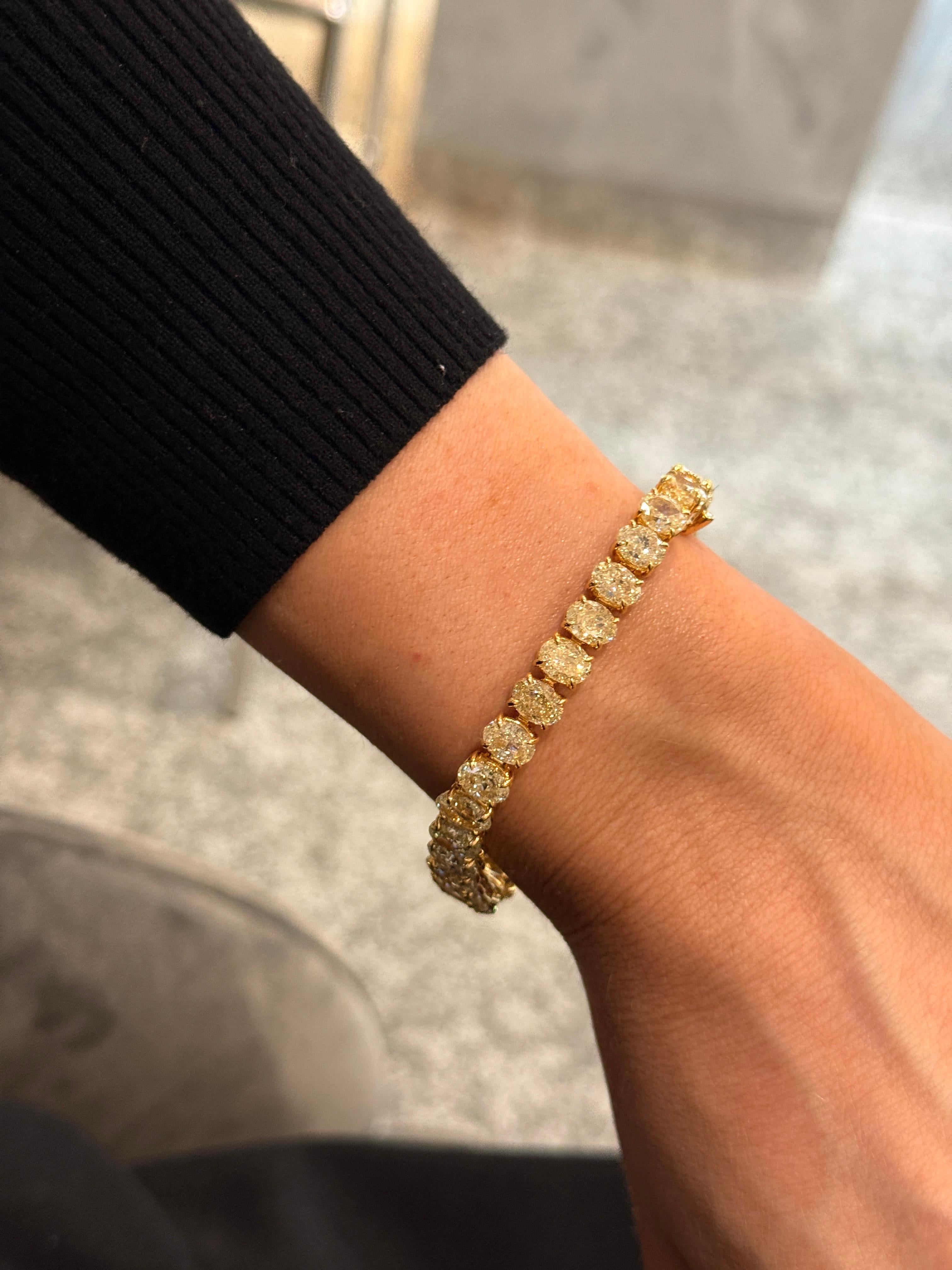 Esta flamante pulsera de tenis incorpora 31 diamantes ovales amarillos naturales, cuidadosamente emparejados por color y claridad. El peso total del diamante es de 33,04 quilates, lo que confiere a la pulsera un aspecto atrevido, brillante y