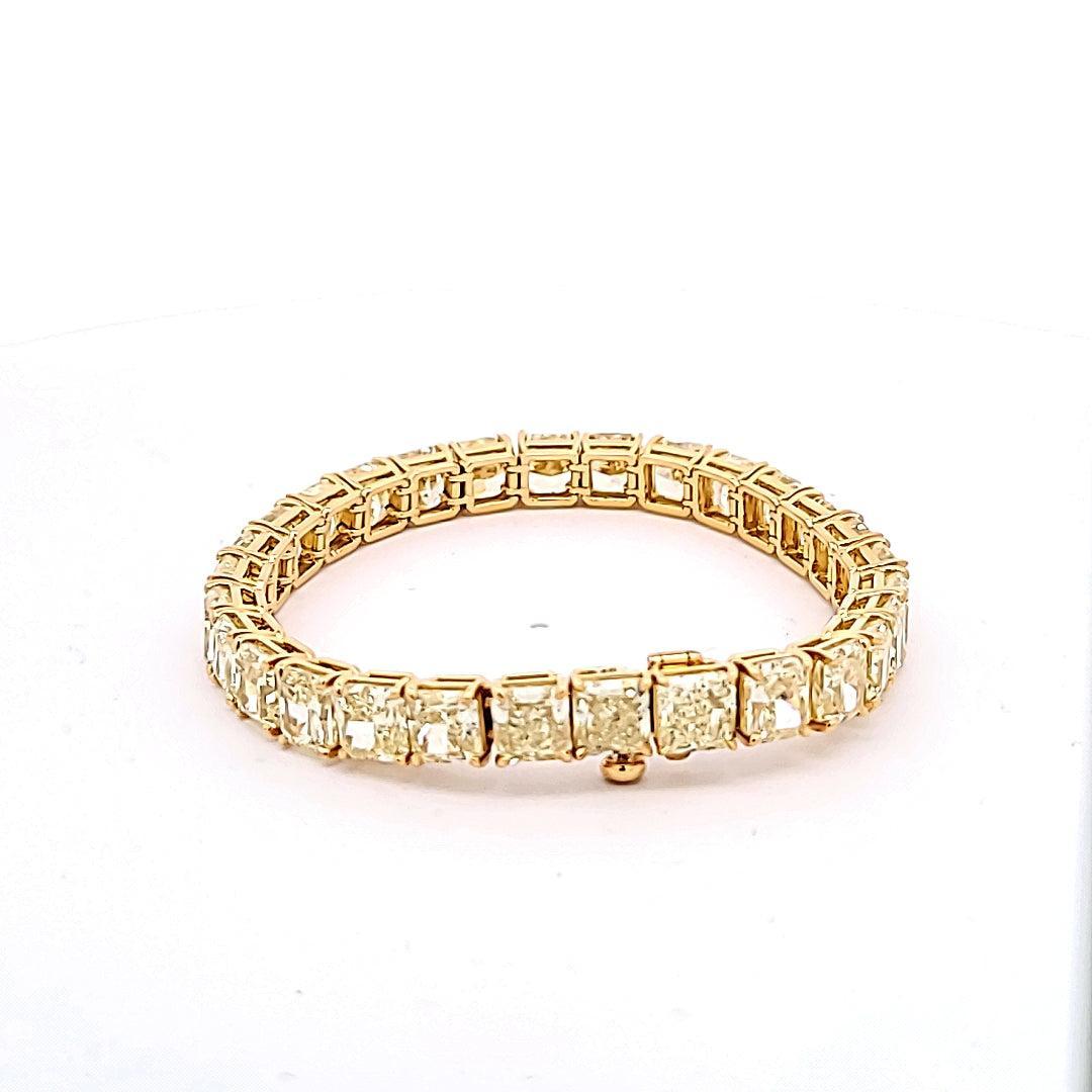 Titre :
33.09 Carat Radiant Cut Fancy Yellow VVS2-SI1 Bracelet en or jaune 18 carats avec diamant


Métal :
Or jaune 18 carats


Pierre précieuse 1 :
Diamant de 1,26 carat


Nombre de pierres :
1


Couleur :
FCLY


La clarté :
VVS2


Forme :
Taille