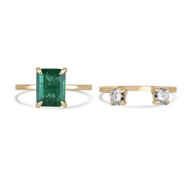 Este innovador anillo convertible ofrece la mezcla perfecta de versatilidad y estilo, diseñado como una pieza dos en uno que se transforma sin esfuerzo de un solitario a un anillo de tres piedras. La banda principal presenta una asombrosa esmeralda