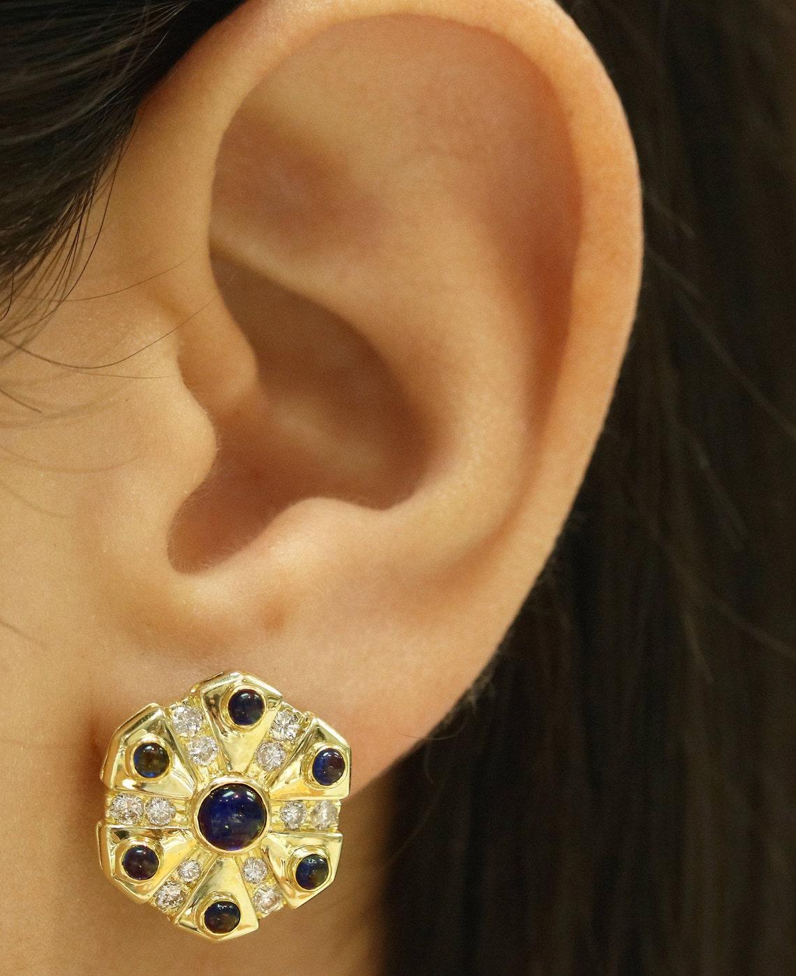 Moderno Orecchini con zaffiro cabochon e disco di diamanti 3,30tcw 18K Orecchini con zaffiro Cab Sapphire Studs in vendita