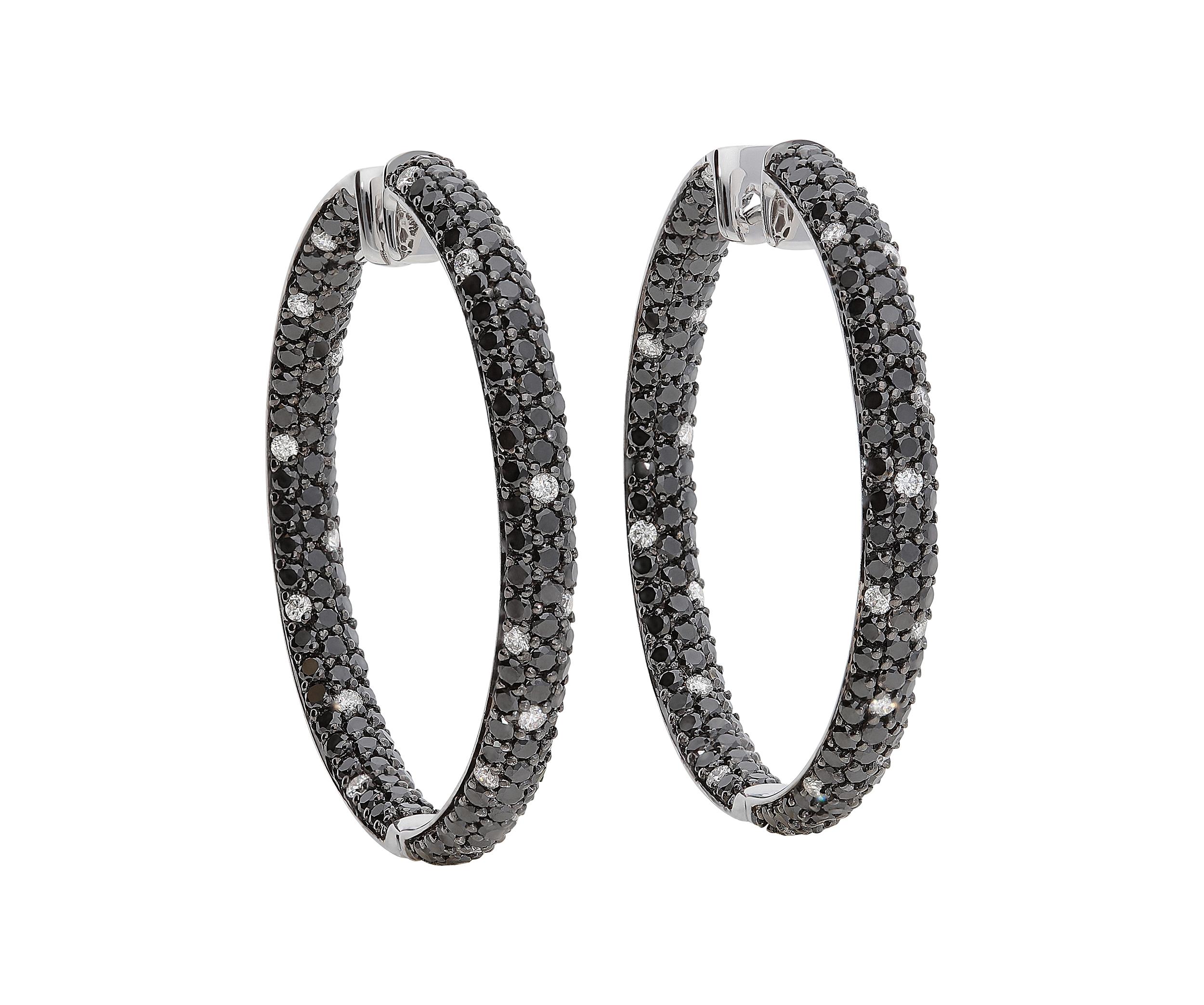 Hoop earrings in 18kt white gold for 7,90 grams with 3,31 carats of black diamonds and 0,42 carats of white round brilliant diamonds color G clarity VS.
The internal diameter of the earrings is 3 centimeters.
As shining stars in the night sky, they