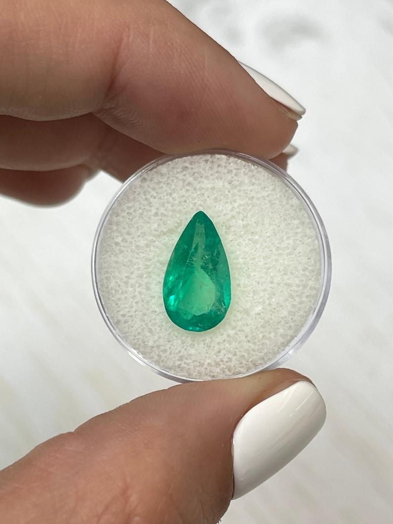 Piedra: Esmeralda
Peso: 3,31 quilates
Forma: Corte Pera
Claridad: Transparente
Lustre: Muy bueno
Color: Verde amarillento medio
Medidas: 14,17 mm x 8,24 mm x 5,49 mm
Origen geográfico: Colombia
Tratamiento: Natural, Engrasado

Observaciones: Debido
