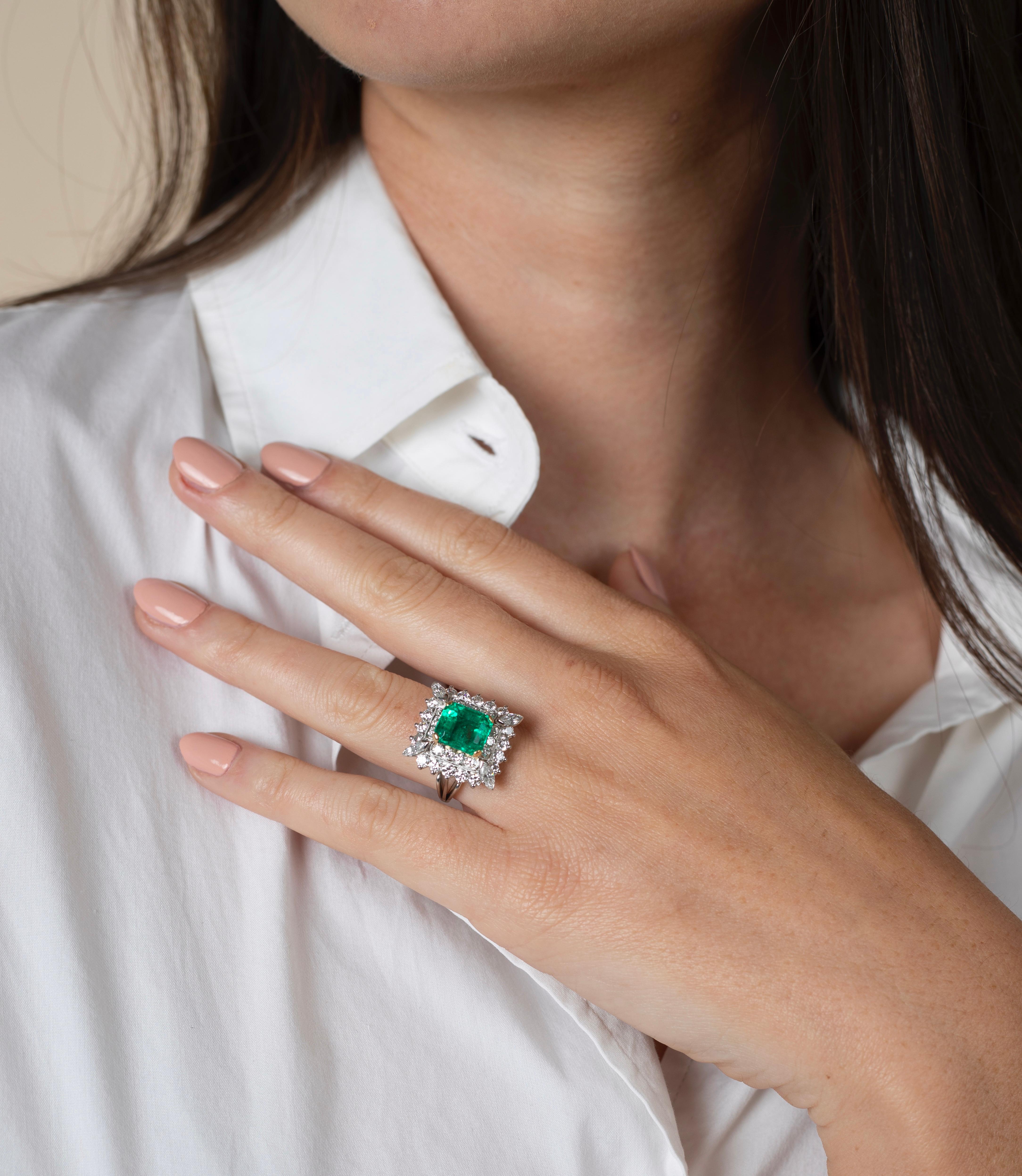 Esmeralda colombiana de 3,31 quilates y anillo de cóctel con halo de diamantes en montura de platino en Excelente estado para la venta en Miami, FL