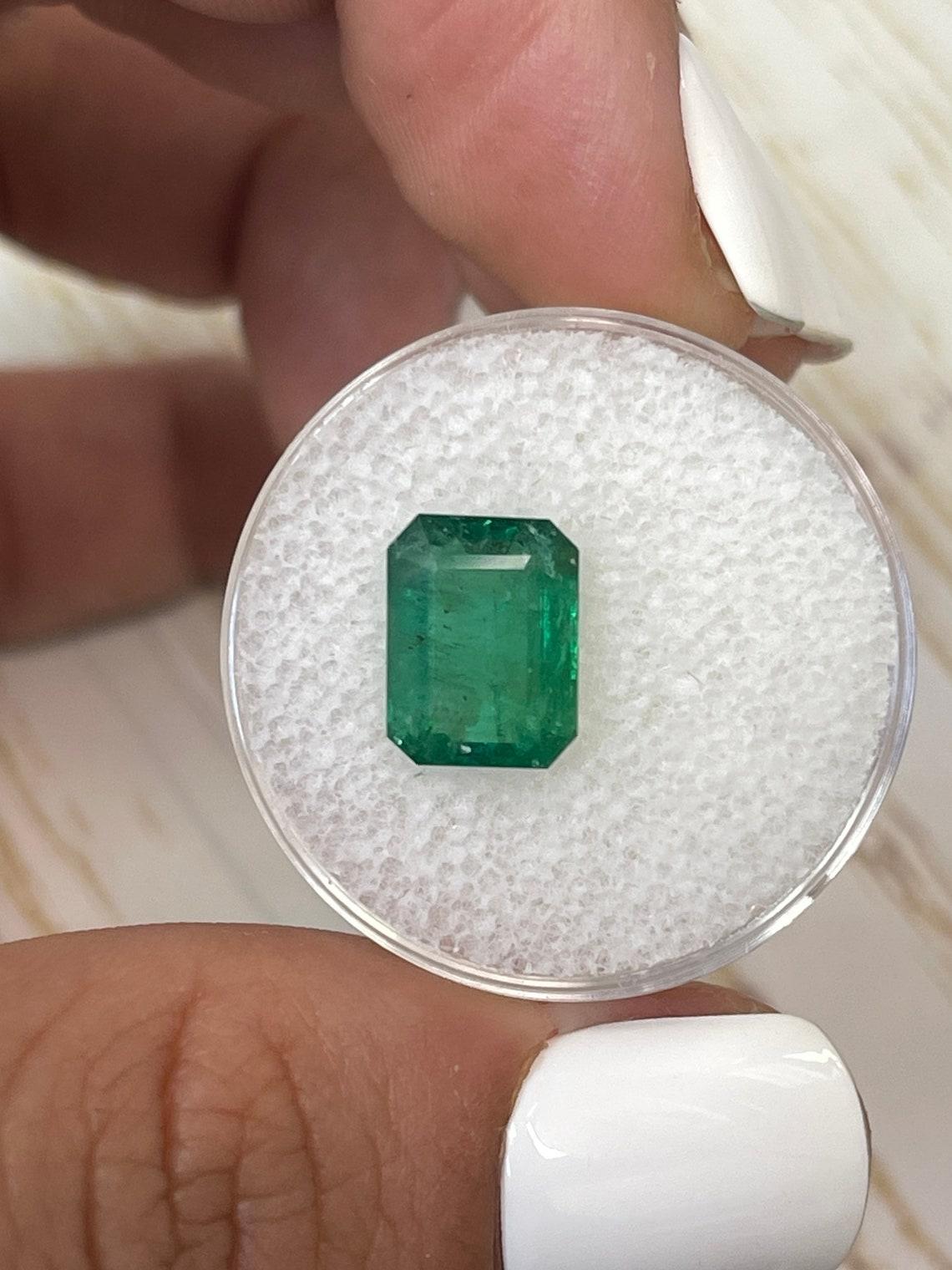 Moderno Smeraldo dello Zambia verde muschiato da 3,31 carati - Gemma autentica del mese di maggio con taglio a smeraldo in vendita