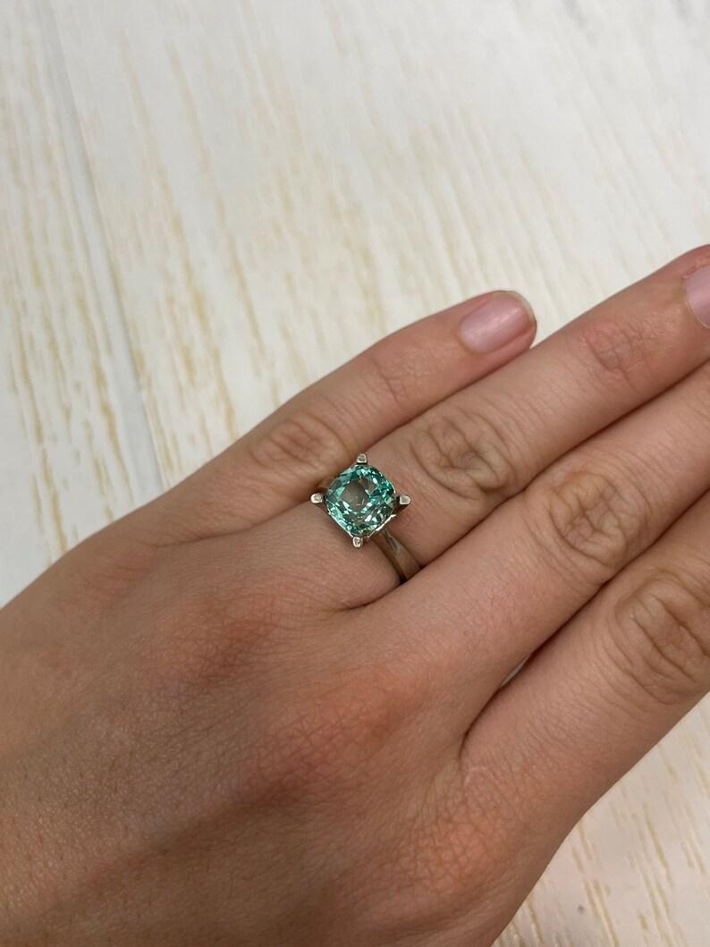 Smeraldo colombiano verde chiaro pastello da 3,31 carati - Gemma allungata con taglio a cuscino in vendita 3