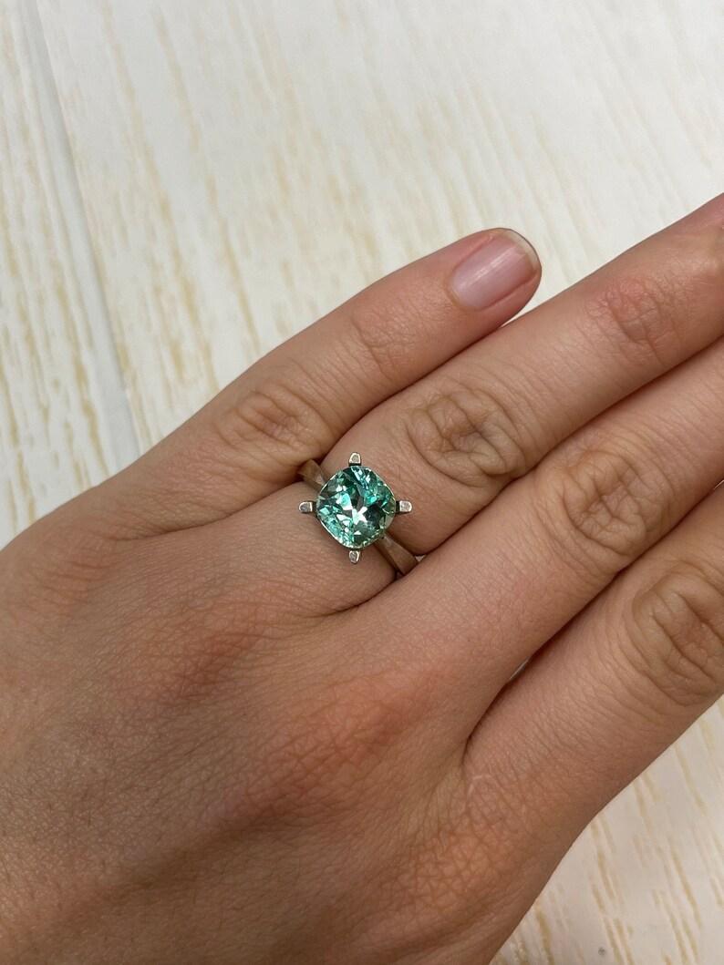 Smeraldo colombiano verde chiaro pastello da 3,31 carati - Gemma allungata con taglio a cuscino in vendita 2
