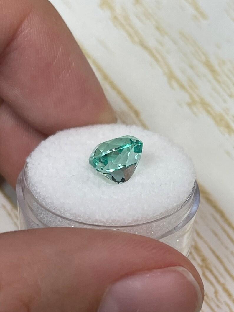 Smeraldo colombiano verde chiaro pastello da 3,31 carati - Gemma allungata con taglio a cuscino in vendita 1