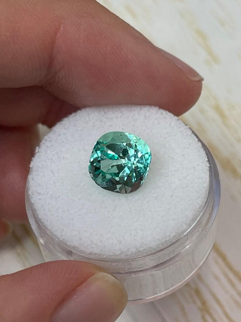 Smeraldo colombiano verde chiaro pastello da 3,31 carati - Gemma allungata con taglio a cuscino In condizioni Nuovo in vendita a Jupiter, FL