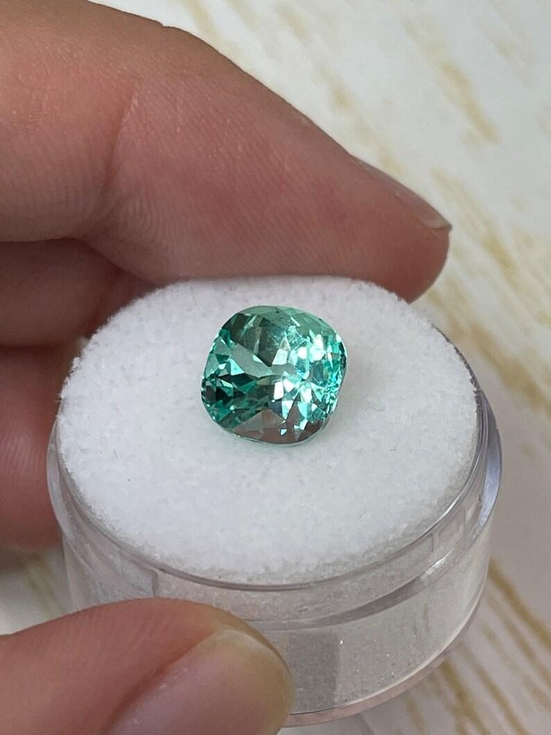 Moderno Smeraldo colombiano verde chiaro pastello da 3,31 carati - Gemma allungata con taglio a cuscino in vendita