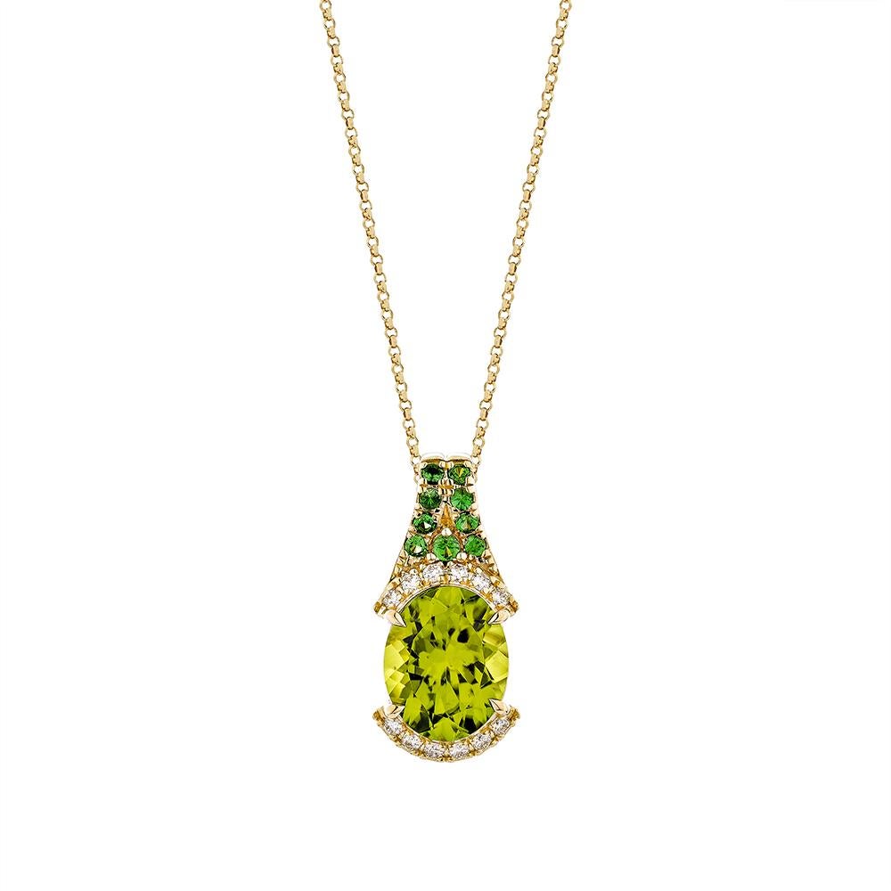 Taille ovale Sunita Nahata Peridot 3.31ct. Pendentif en 18 carats avec tsavorite et diamants. en vente