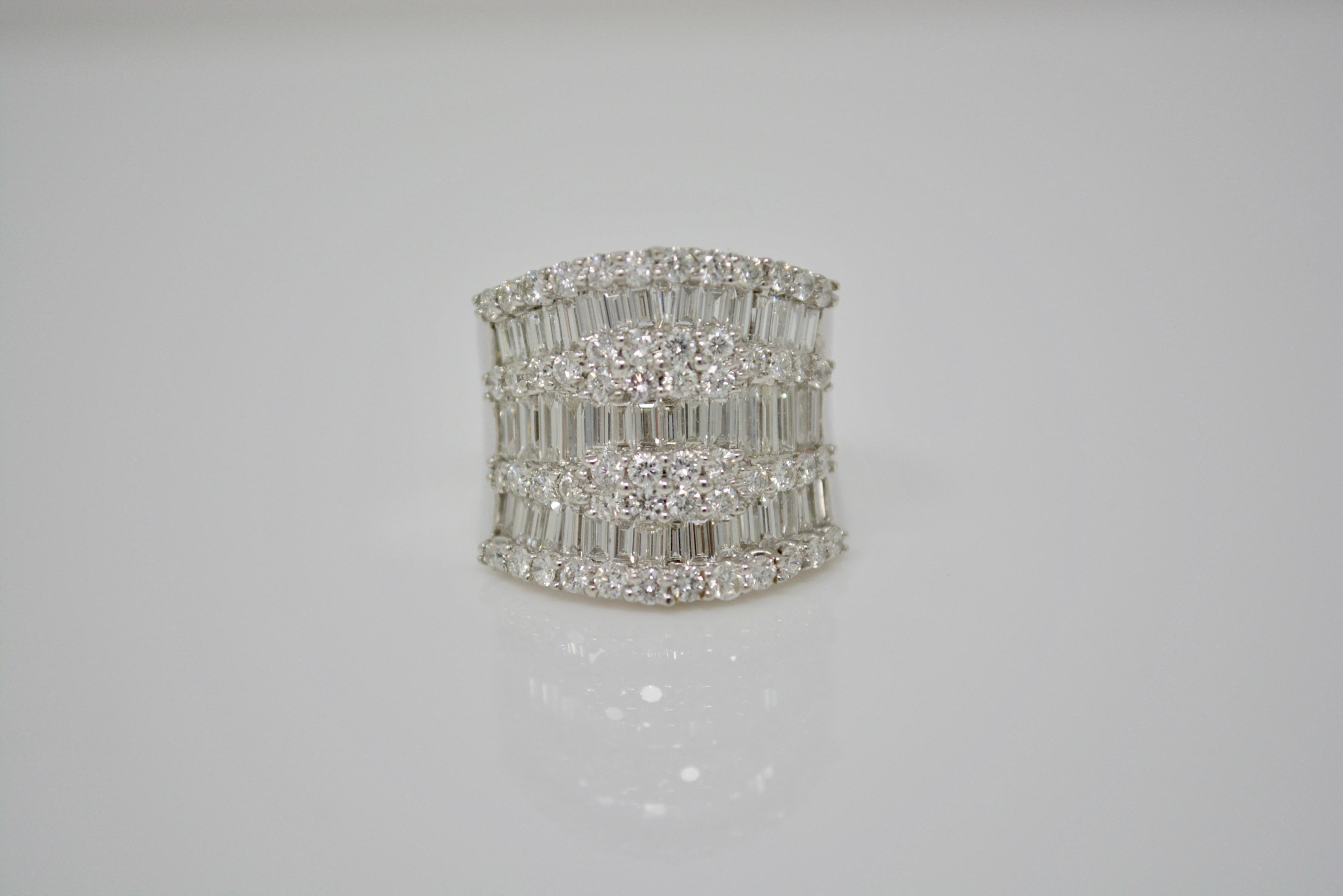 An attractive diamond cocktail ring that displays unbelievable spark. This spectacular cocktail ring features a total of 3.31 carat of white round brilliant diamond and baguettes with G-H color and VS clarity. This is beautifully handcrafted in 18k