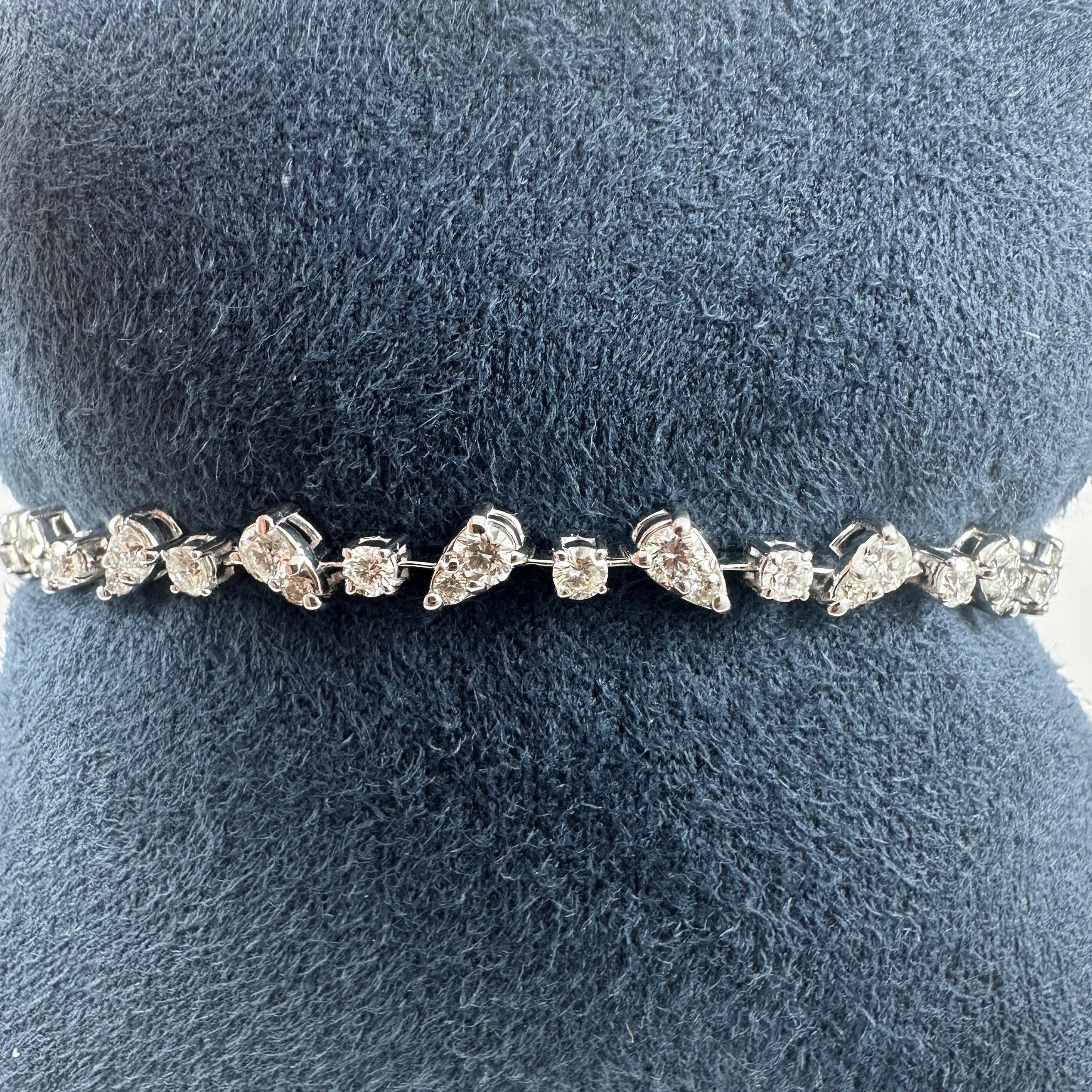 Bracciale fashion con diamante rotondo a forma di pera da 3,31 carati in oro bianco 14K in vendita 4