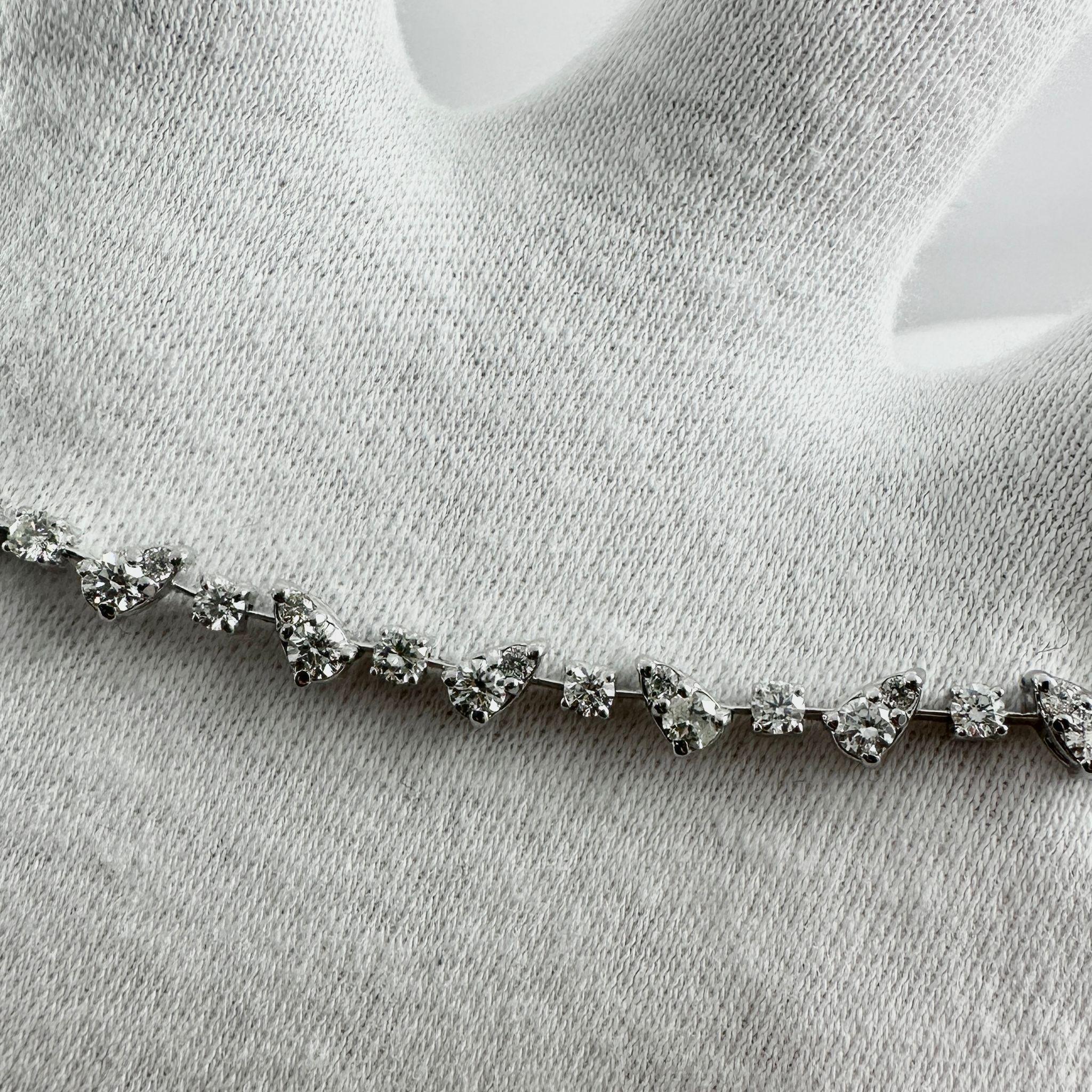 Espressione creativa dell'artigianato, questo bracciale fashion con diamanti illusionistici a forma di pera è stato progettato con maestria utilizzando solo diamanti tondi taglio brillante, disposti in modo da imitare l'eleganza della forma a pera.