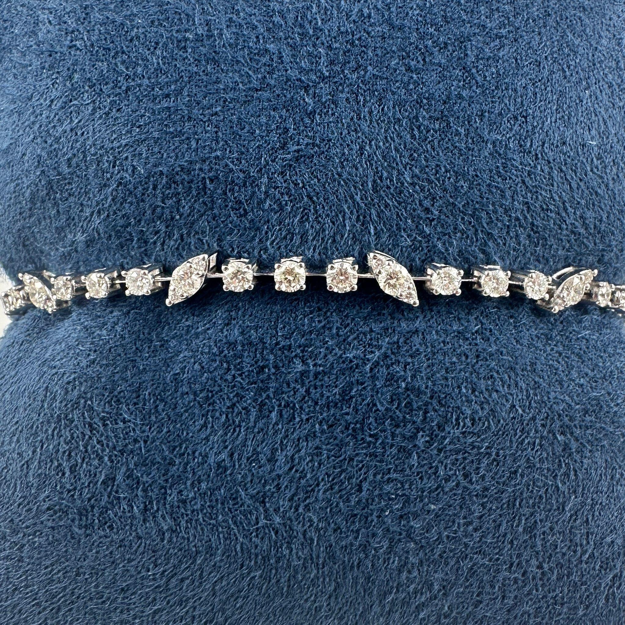 Elegante reinterpretazione del classico design dei diamanti, questo bracciale fashion con illusione a forma di pera è realizzato con maestria utilizzando solo diamanti tondi taglio brillante, disposti in modo da emulare l'elegante aspetto della