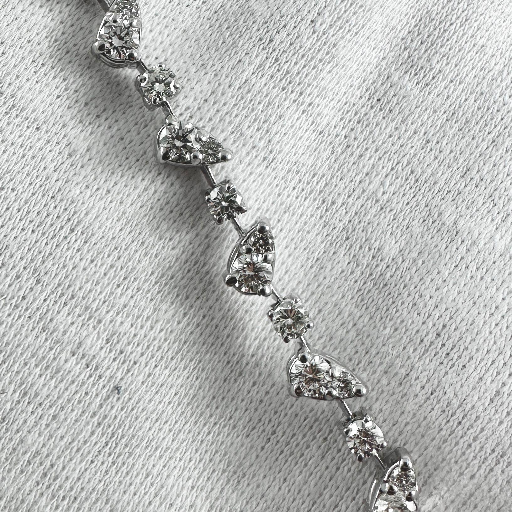 Contemporaneo Bracciale fashion con diamante rotondo a forma di pera da 3,31 carati in oro bianco 14K in vendita