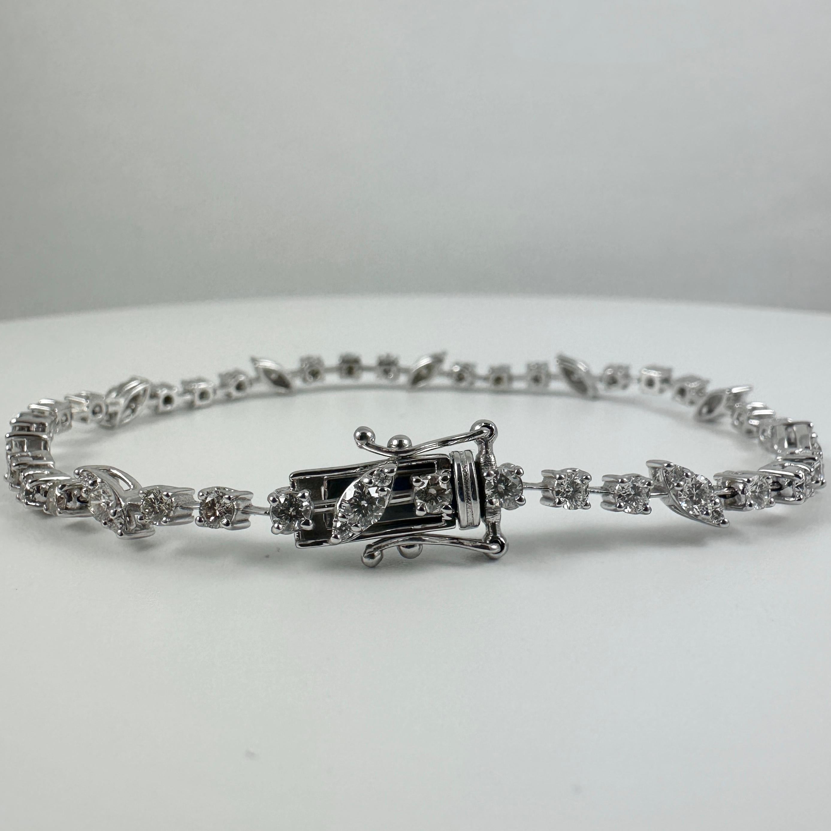 Taglio rotondo Bracciale fashion con diamante rotondo a forma di pera da 3,31 carati in oro bianco 14K in vendita