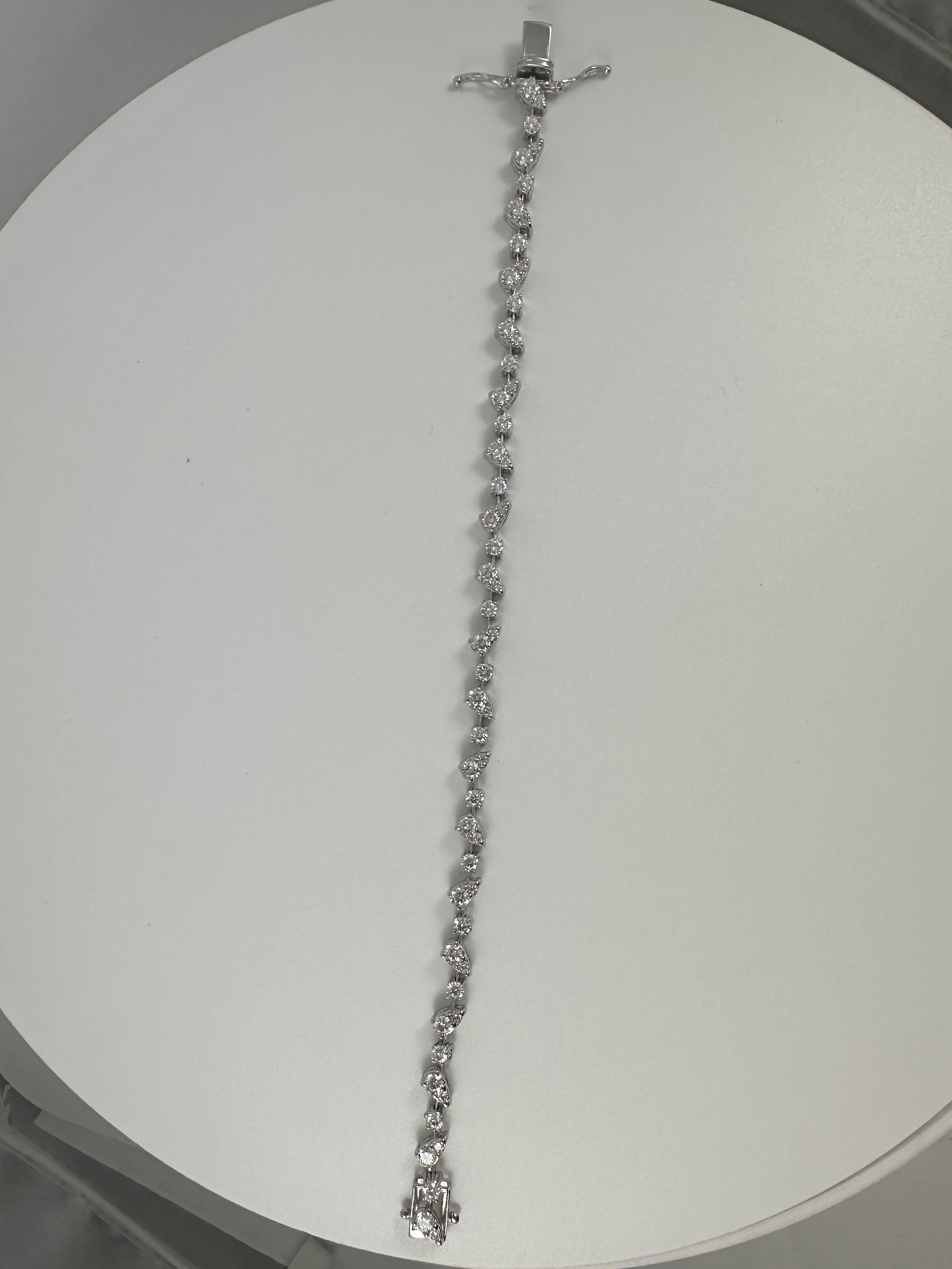 Bracciale fashion con diamante rotondo a forma di pera da 3,31 carati in oro bianco 14K In condizioni Nuovo in vendita a New York, NY