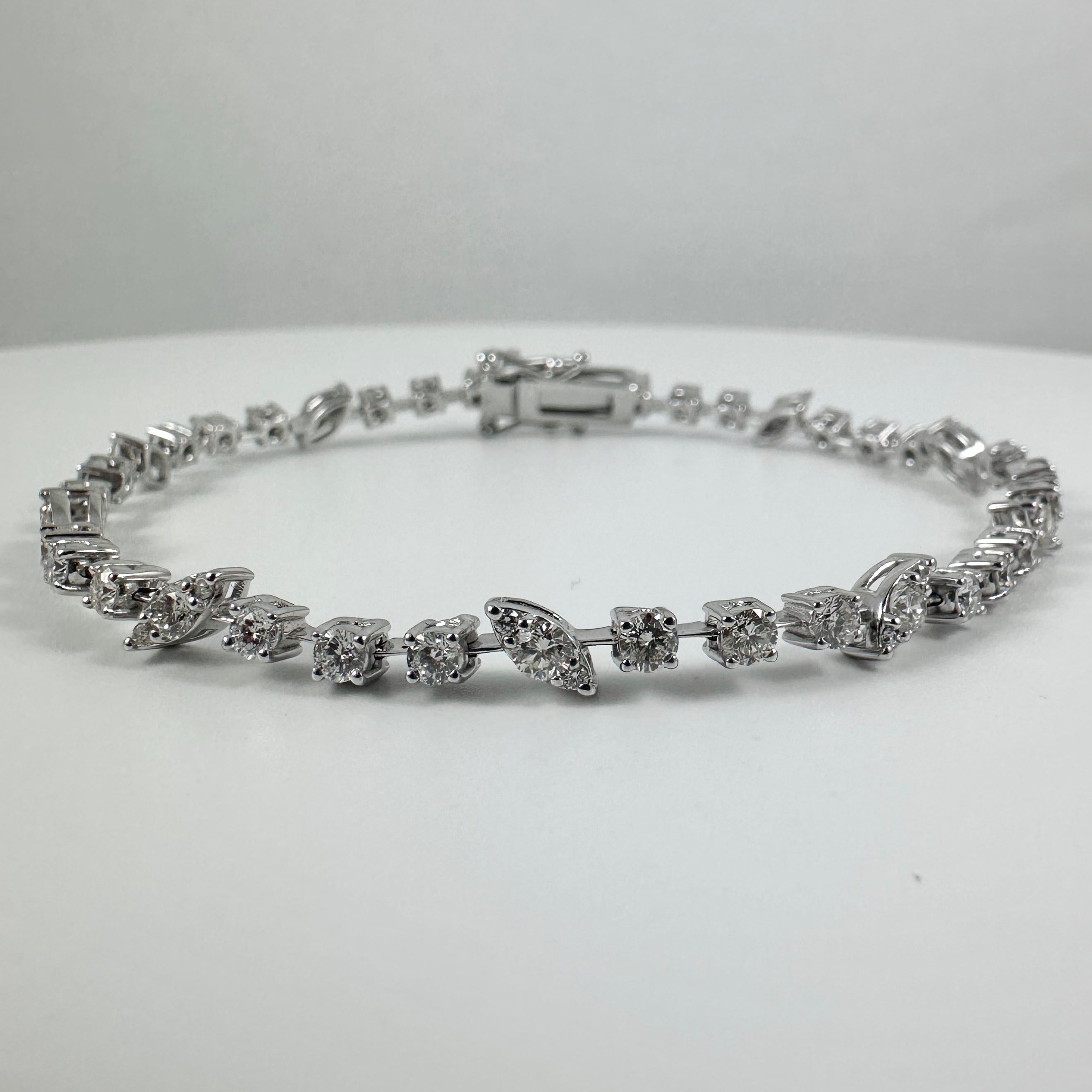 Bracciale fashion con diamante rotondo a forma di pera da 3,31 carati in oro bianco 14K In condizioni Nuovo in vendita a New York, NY