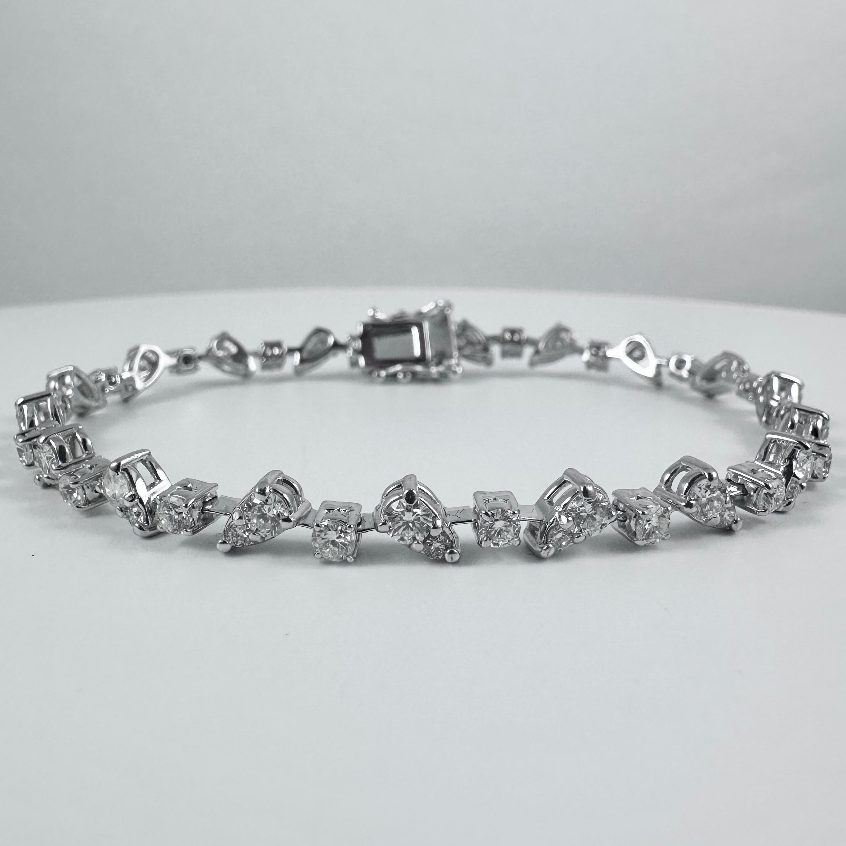 Bracciale fashion con diamante rotondo a forma di pera da 3,31 carati in oro bianco 14K in vendita 1