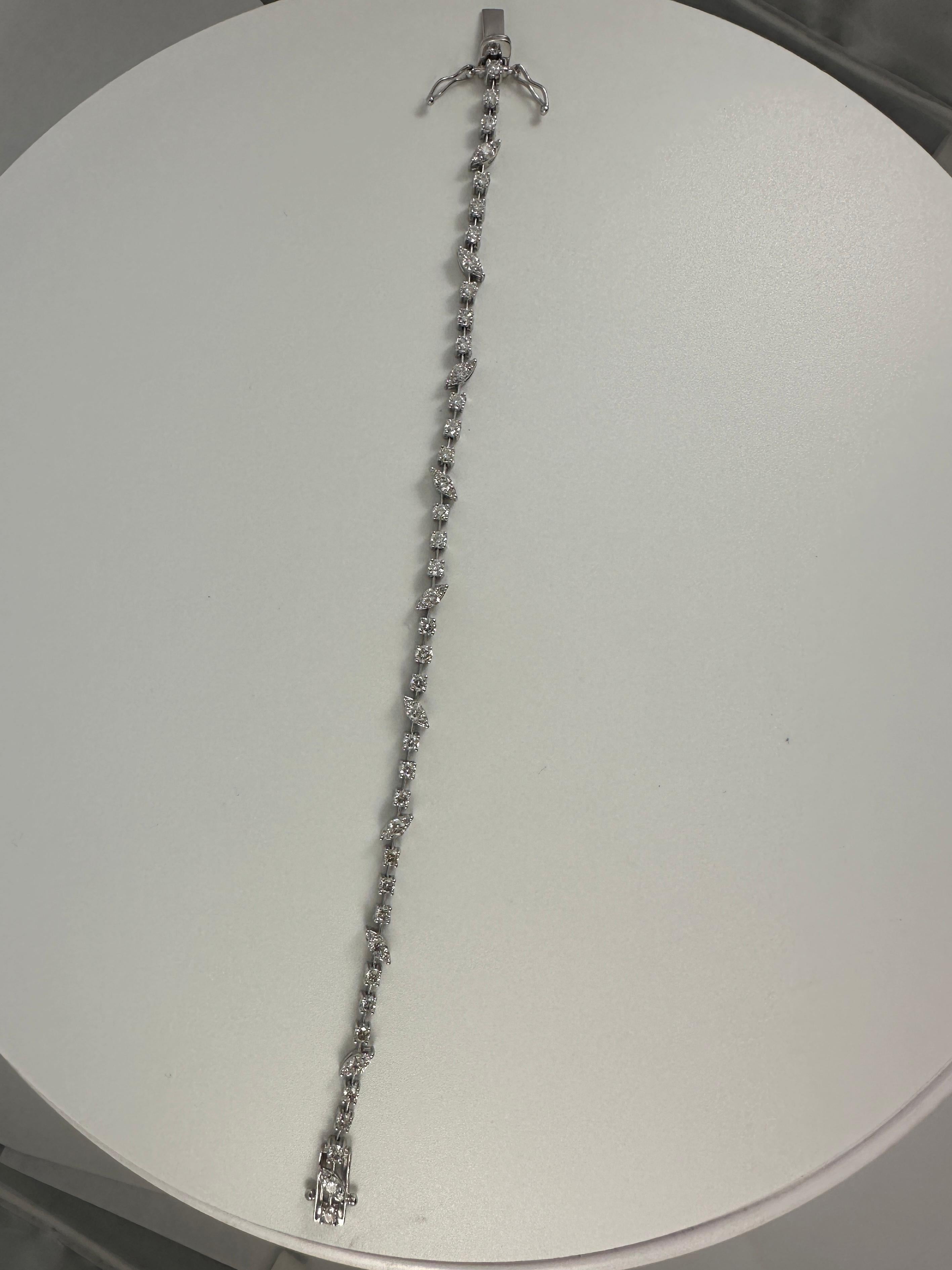 Bracciale fashion con diamante rotondo a forma di pera da 3,31 carati in oro bianco 14K in vendita 1