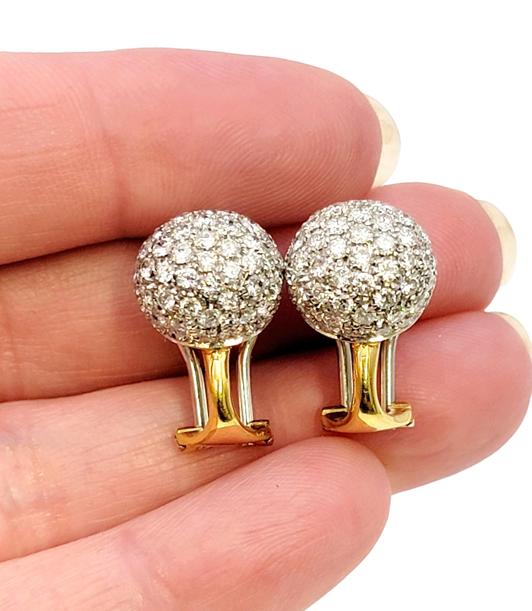 3,61 Karat Gesamt Pave Diamant Huggie Halbcreolen-Ohrringe aus 18 Karat Gold im Angebot 6