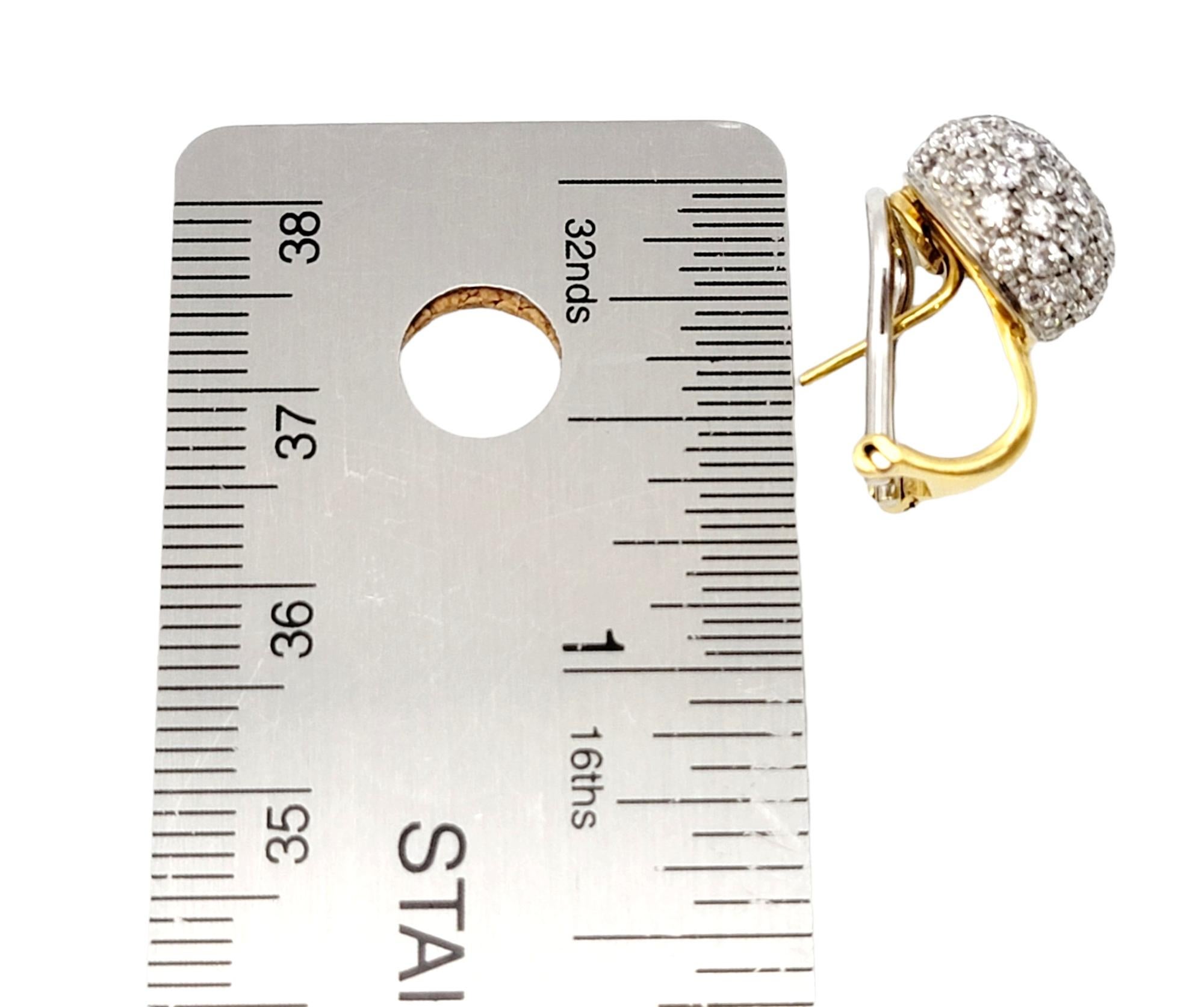 3,61 Karat Gesamt Pave Diamant Huggie Halbcreolen-Ohrringe aus 18 Karat Gold im Angebot 8