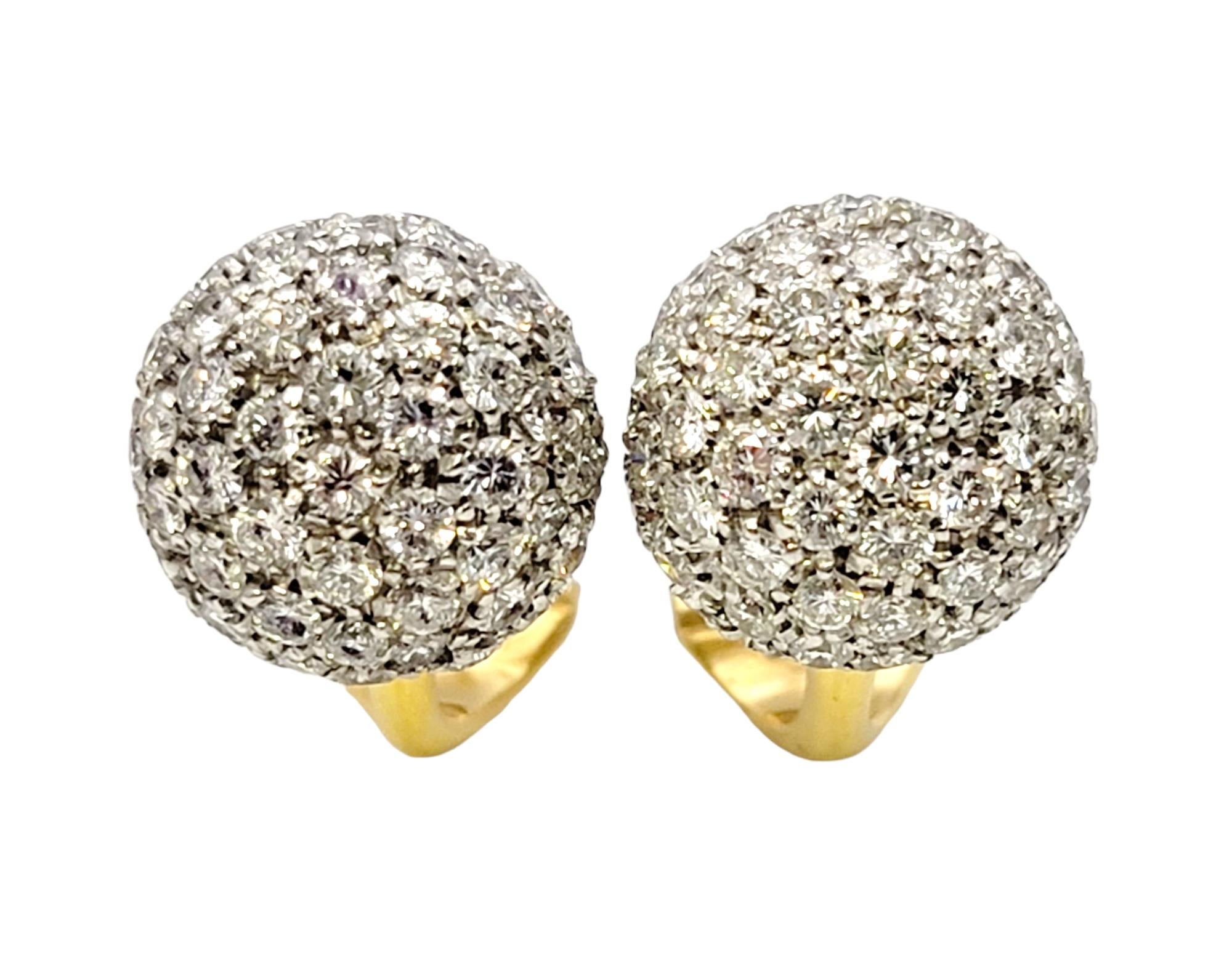Atemberaubend funkelnde, zweifarbige, mit Diamanten besetzte Huggie-Ohrringe. Diese schlichten, aber eleganten Ohrringe sind mit glitzernden Diamanten besetzt und strahlen eine moderne Raffinesse aus. Am Ohrläppchen sitzt eine runde Kuppel aus
