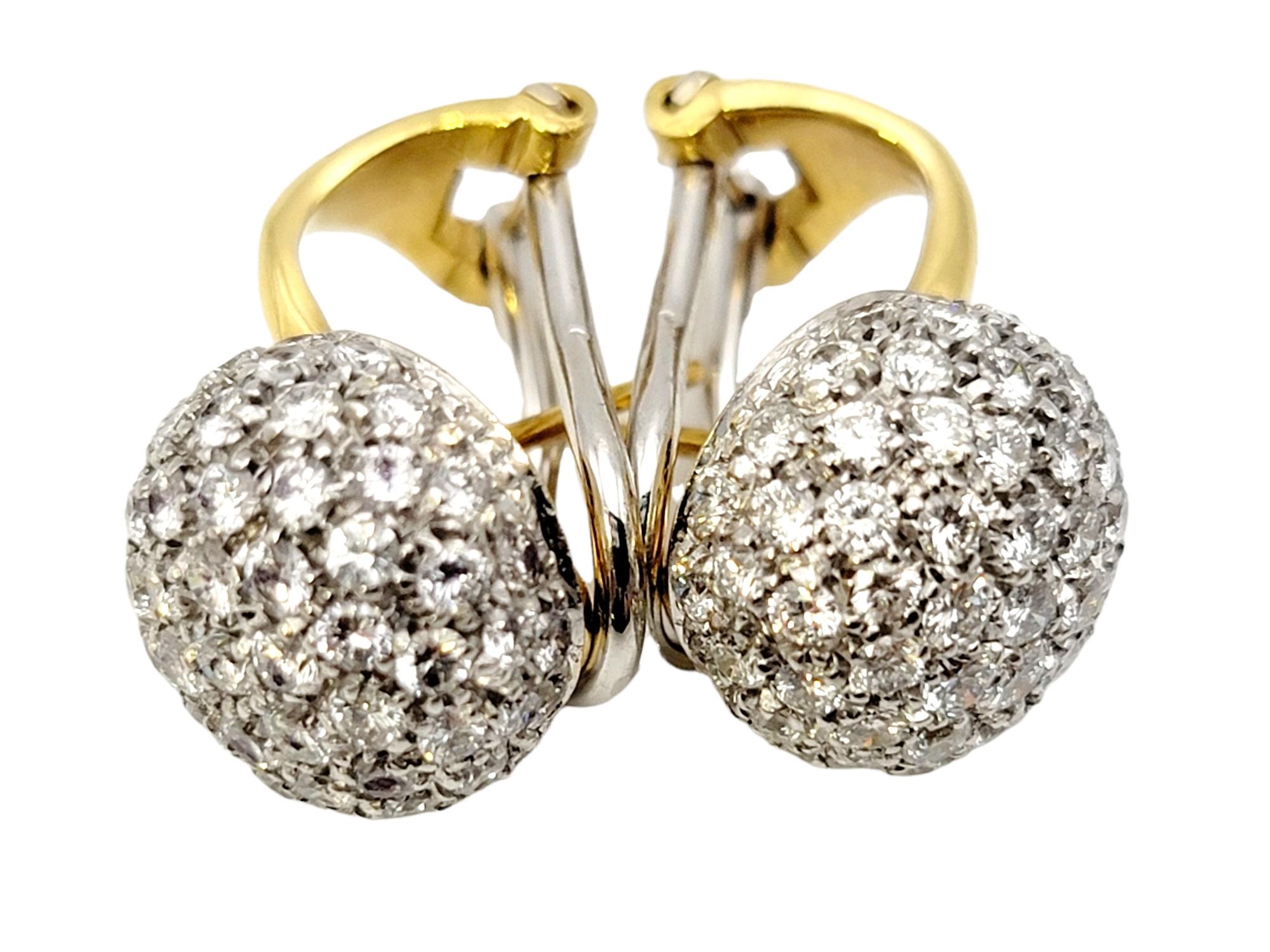 3,61 Karat Gesamt Pave Diamant Huggie Halbcreolen-Ohrringe aus 18 Karat Gold (Rundschliff) im Angebot