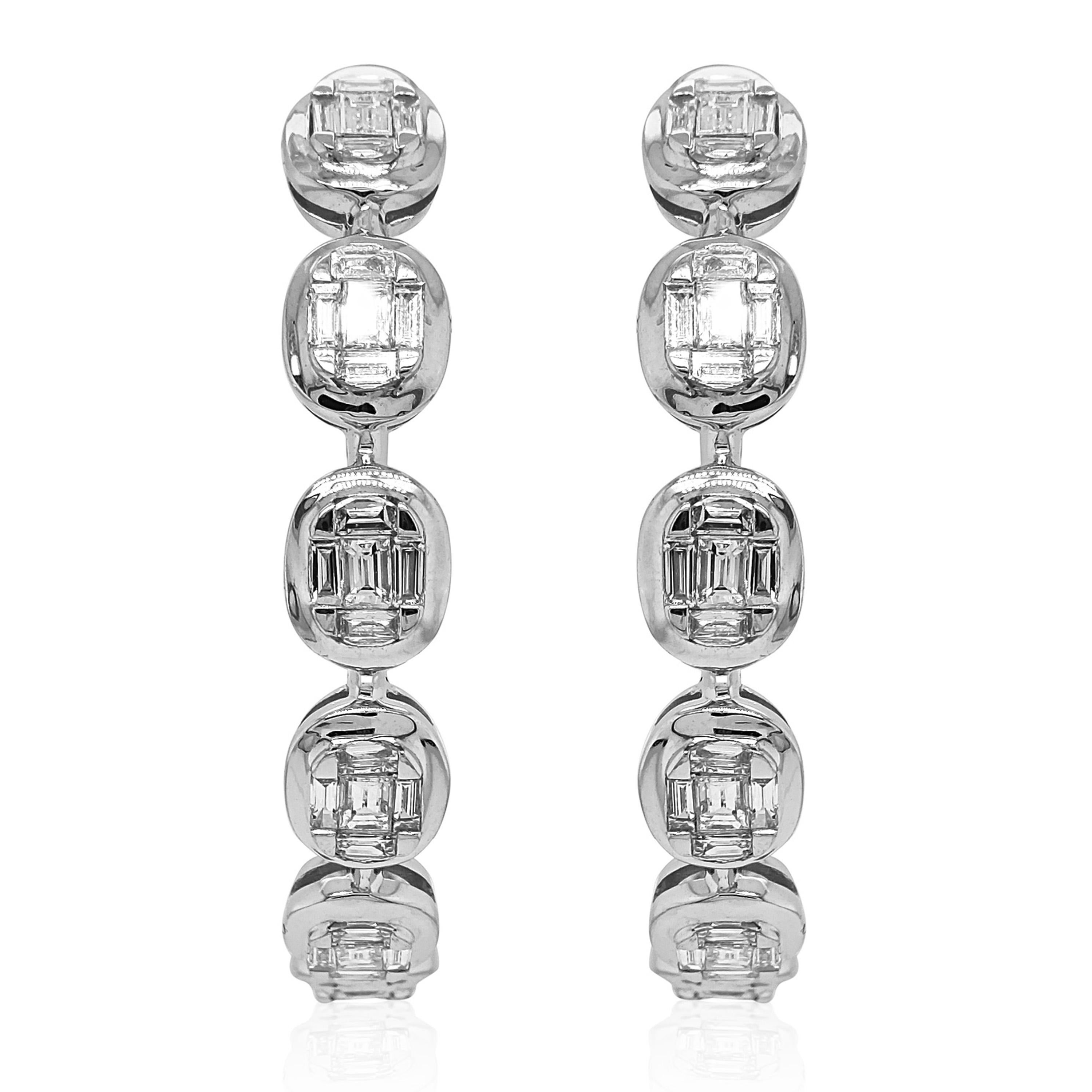 120 White Diamonds: 3.31 Carats
Metal: 18K White Gold, 15.42 Grams
