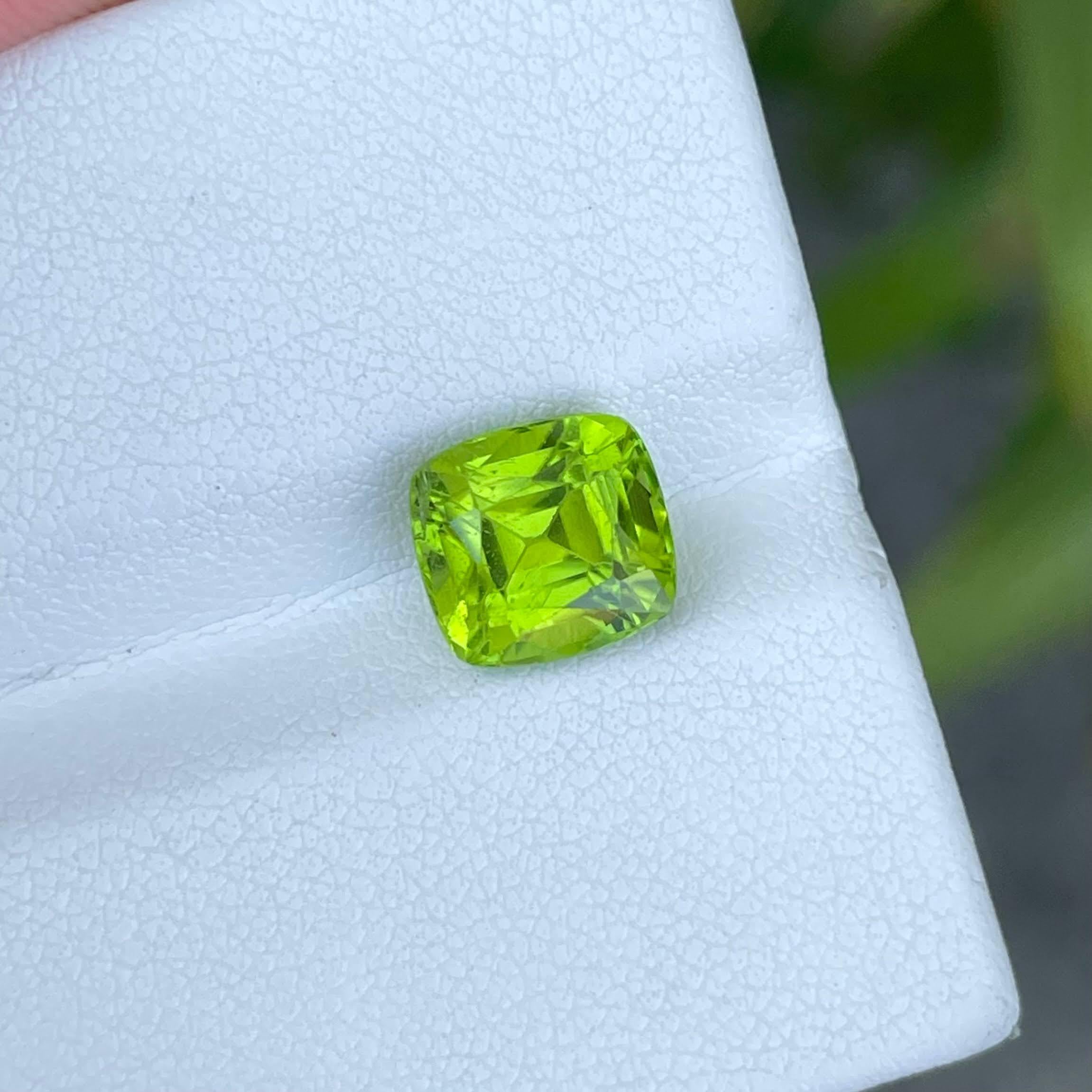 Modern 3.31 carats Apple Green Peridot Stone Cushion Cut Natural Pakistani Gemstone For Sale