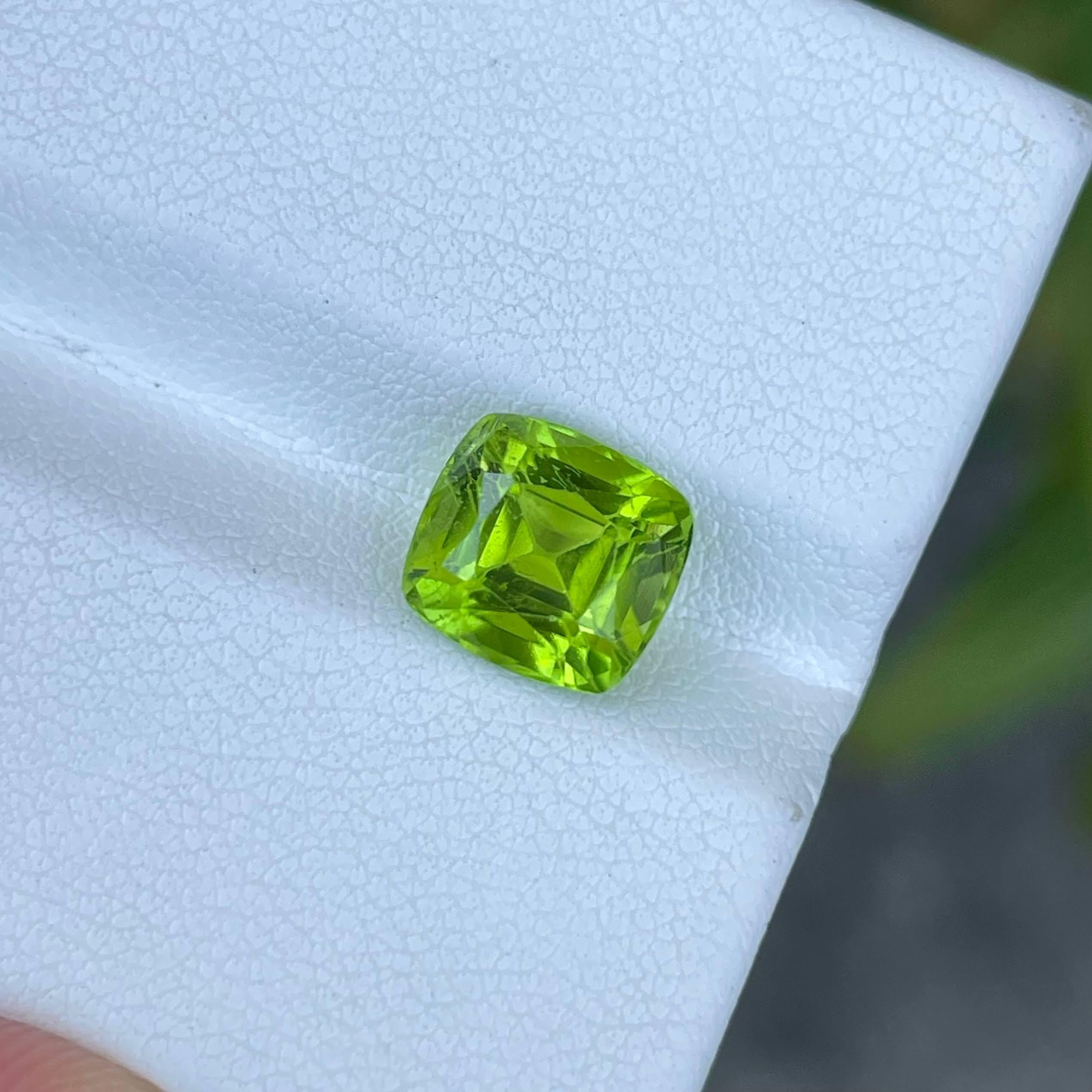 3.31 carats Apple Green Peridot Stone Cushion Cut Natural Pakistani Gemstone In New Condition For Sale In Bangkok, TH