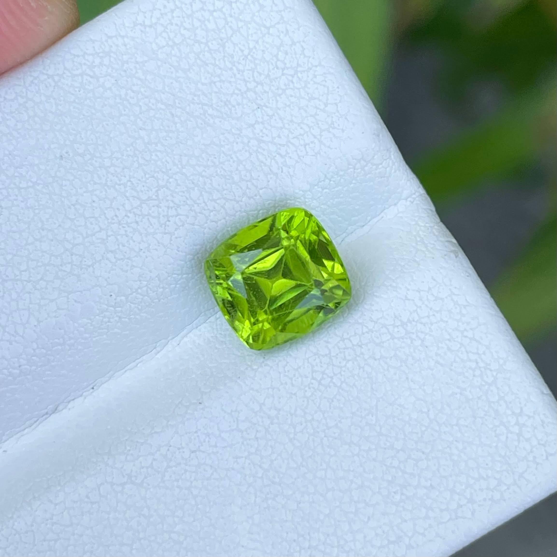 Women's or Men's 3.31 carats Apple Green Peridot Stone Cushion Cut Natural Pakistani Gemstone For Sale