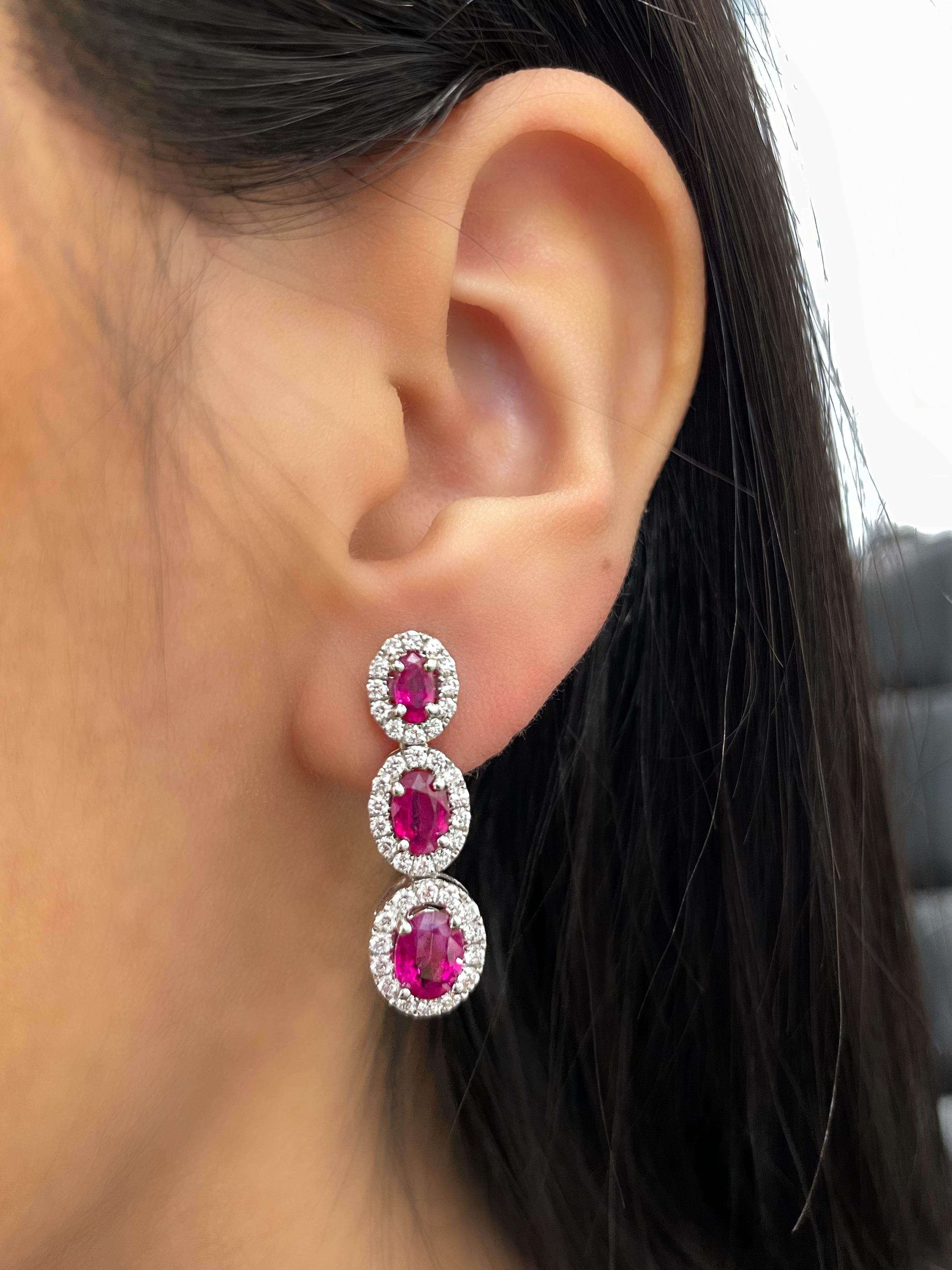 Diese atemberaubenden Ohrringe mit 3,31 Karat aus natürlichen Rubinen und Diamanten sind ein echter Hingucker. Der tiefrote Farbton der Rubine wird durch die funkelnden Diamanten perfekt ergänzt und bildet einen schillernden Kontrast, der jedes