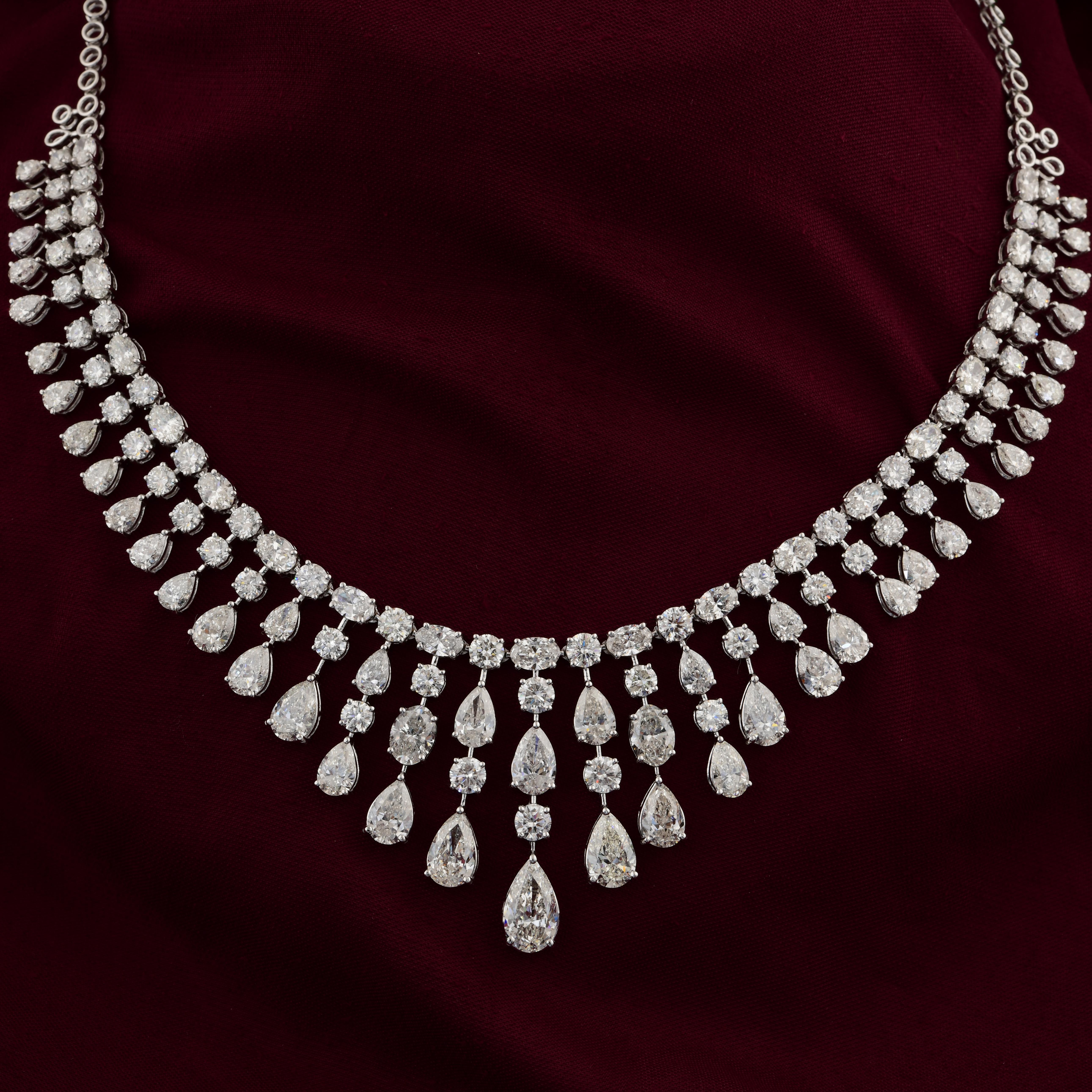 Realizzata in oro a 18 carati, questa collana è impreziosita da 33,12 carati di diamanti scintillanti.

Segui la vetrina di Spectrum Jewels per vedere le ultime collezioni e i pezzi esclusivi. Spectrum Jewels è orgoglioso di essere considerato un
