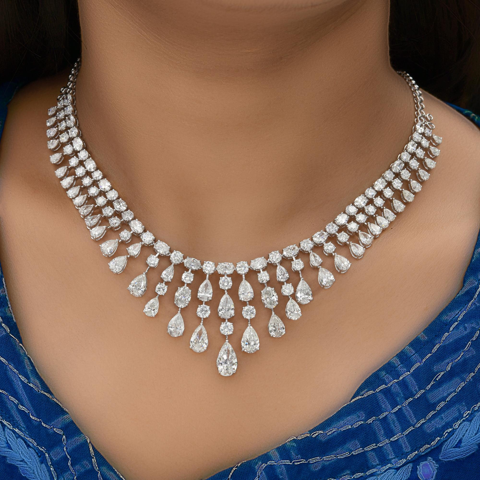33,12 Carati SI Chiarezza HI Colore Collana di diamanti tondi a pera in oro bianco 18 carati In condizioni Nuovo in vendita a Diera, Dubai