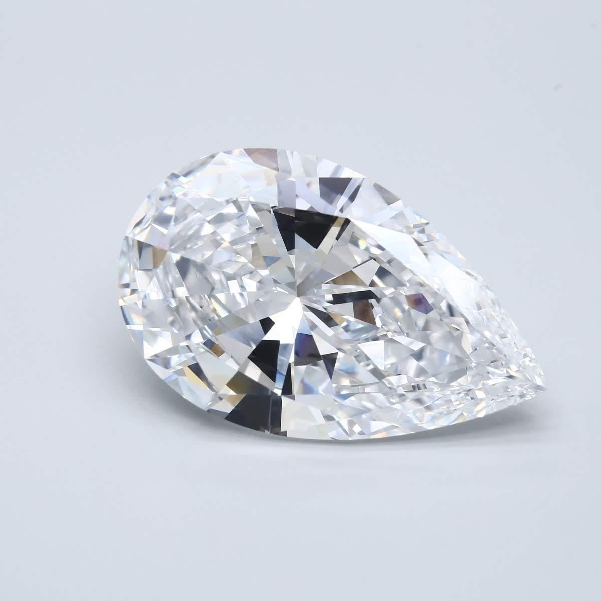 Ein atemberaubender, 33,18 Karat schwerer, birnenförmiger Diamantanhänger an einer Platinkette, die mit Diamanten im Kissen-, Birnen-, Asscher- und Baguetteschliff mit GIA-Zertifikat besetzt ist.
Begleitet von GIA-Bericht 2213937089 besagt, dass der