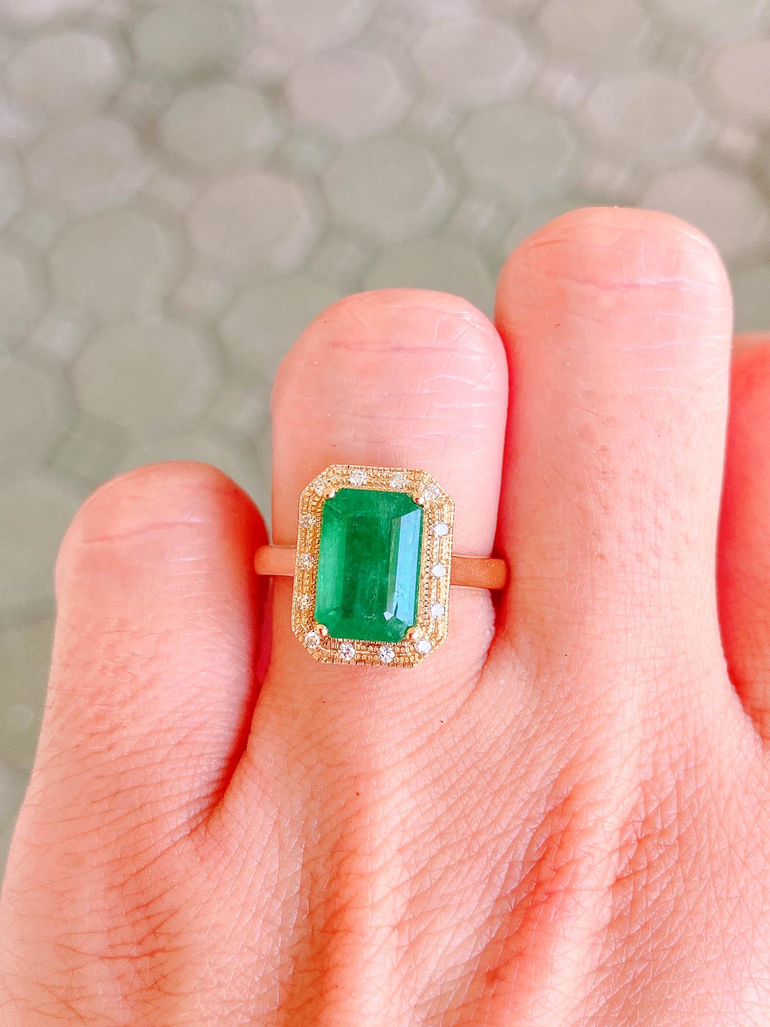 3,31 Karat Smaragd mit Diamant-Halo 14K Gelbgold Ring R6359 für Damen oder Herren