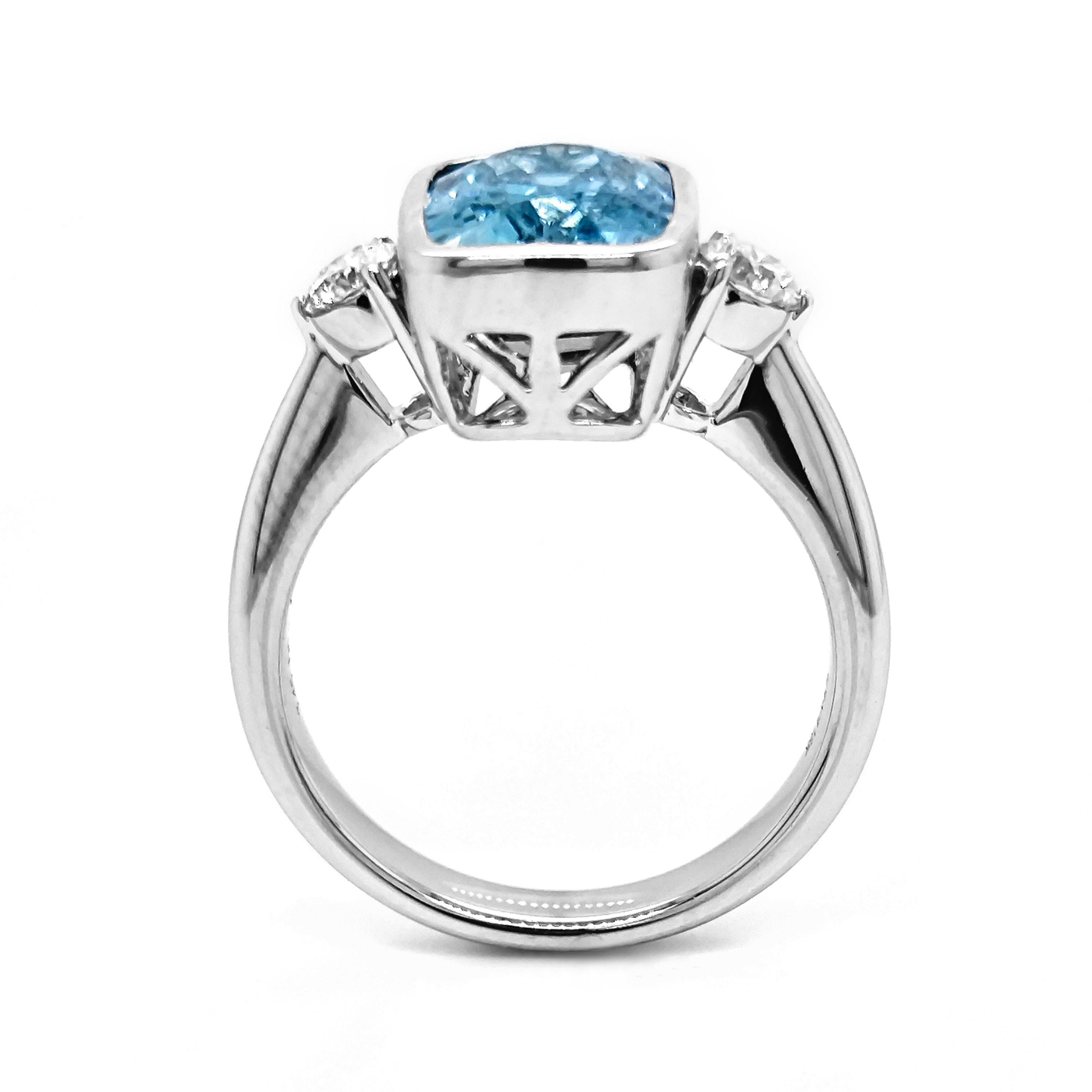 1 gemma di acquamarina: 3,45 carati
2 diamanti rotondi: 0,32 Carati
Metallo: Oro bianco 18 carati, 5,50  Grammi
