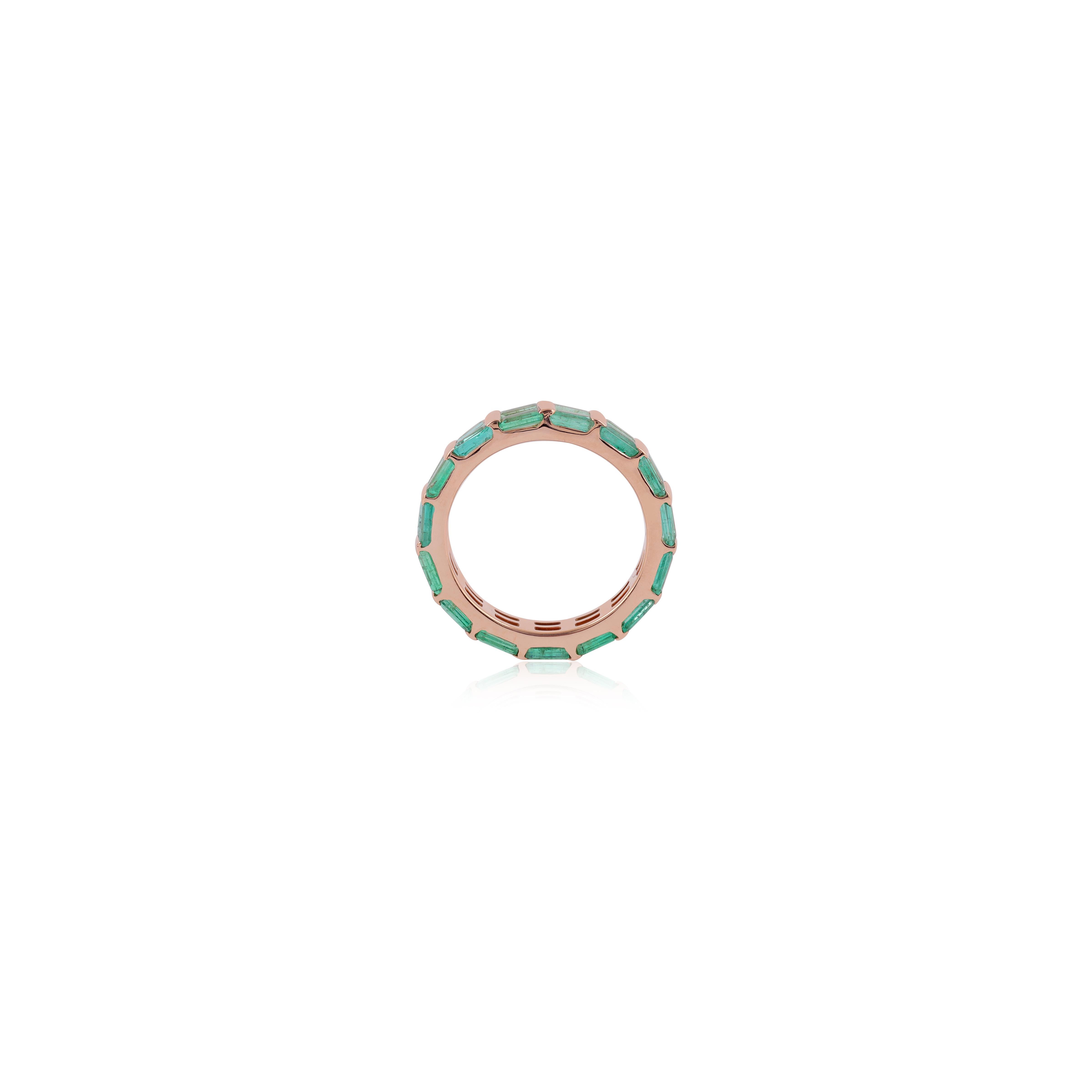 Moderne 3.32 Carat Emerald Ring Band in 18Karat Yellow & White Gold en vente