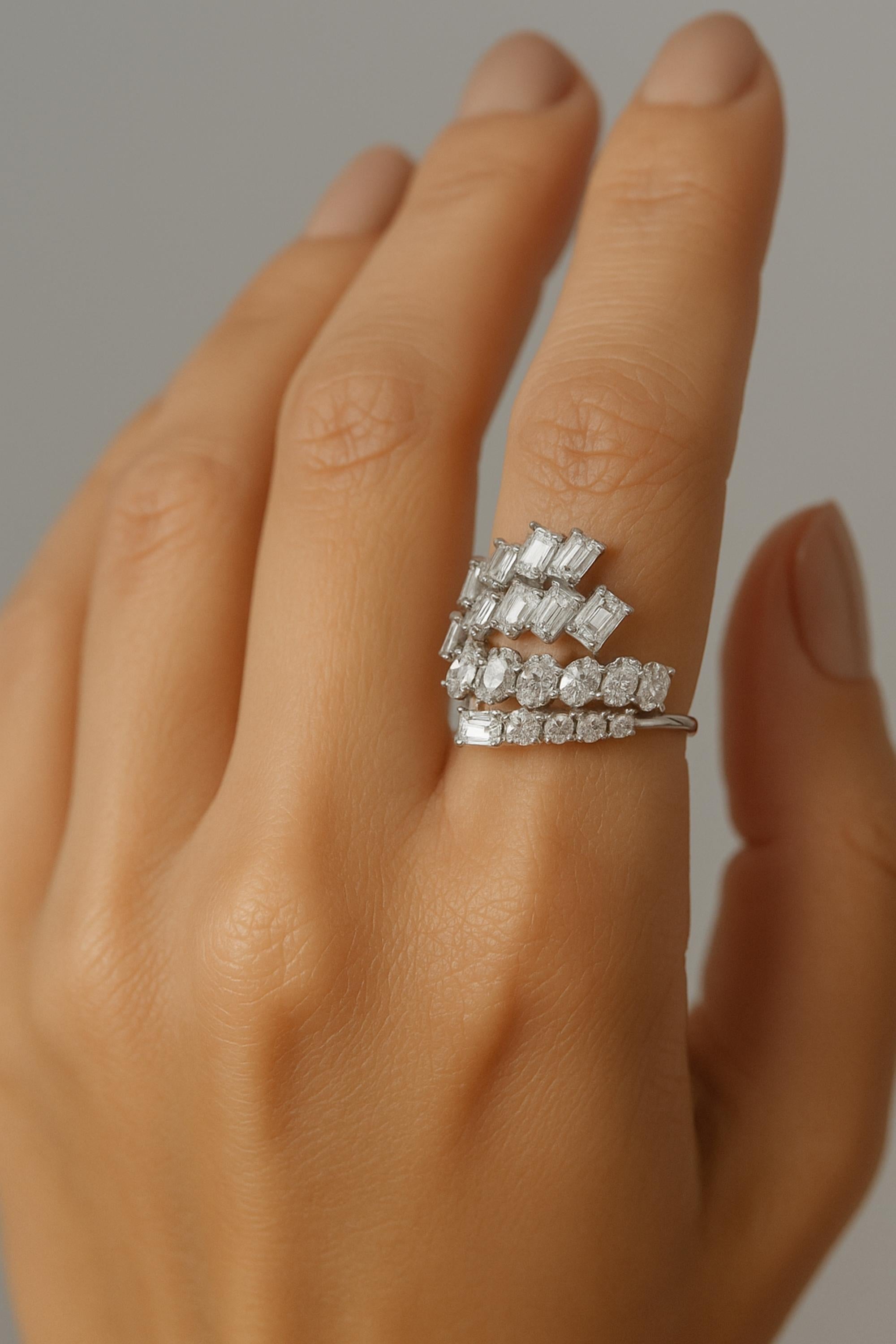 En venta: Anillo de oro blanco de 3,32 quilates con racimo de diamantes multiforma y bypass ancho de varias filas  2