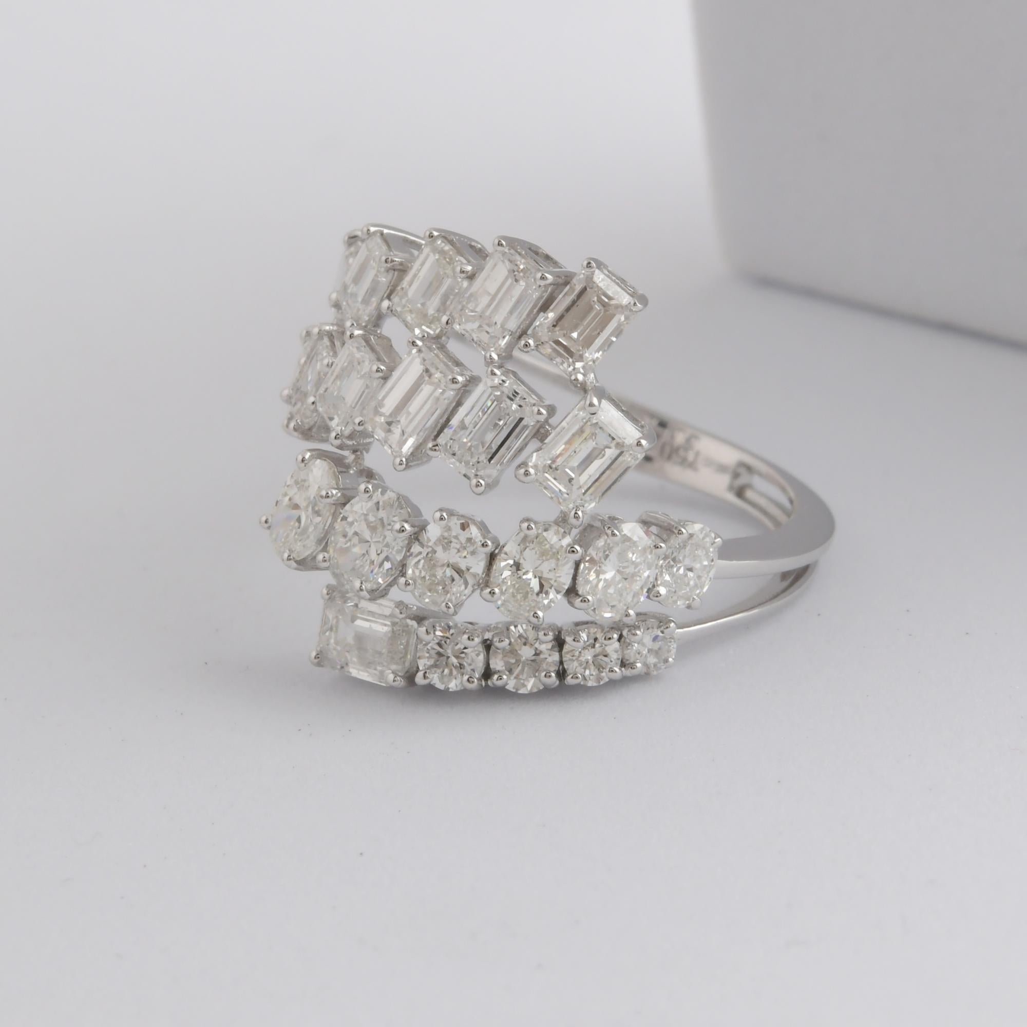 En venta: Anillo de oro blanco de 3,32 quilates con racimo de diamantes multiforma y bypass ancho de varias filas  4